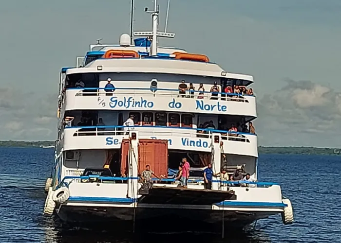 Uma embarcação que chegava as 08:50 da manhã no porto colidiu com a balsa de desembarque. A colisão mostra o momento exato em que a embarcação aproxima-se com velocidade e se choca com a balsa  de passageiros. O acidente causou transtornos para os passageiros.

É possível ainda ver o desespero da tripulação em tentar evitar  o choque, mas sem êxito.

, Hotéis barato, Passagem de barco barata e Turismo no amazonas, em, Brasil