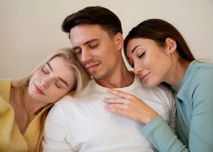 A infidelidade nas relações é um tema complexo e multifacetado, que não pode ser atribuído a uma única razão. A beleza física de alguém não é necessariamente um fator determinante para a infidelidade masculina. Existem diversas razões pelas quais alguém pode trair, e elas variam de acordo com cada situação e indivíduo.


Fatores emocionais

A infidelidade pode estar relacionada a problemas emocionais dentro do relacionamento, como falta de intimidade emocional, comunicação deficiente ou sentimentos de solidão ou desconexão.


Insatisfação no relacionamento

Mesmo com um parceiro bonito, alguém pode sentir-se insatisfeito por diversos motivos, como falta de compatibilidade, expectativas não atendidas ou desgaste da relação ao longo do tempo.

Personalidade e valores pessoais

Para algumas pessoas, a infidelidade pode ser uma questão de valores pessoais, impulsos, autocontrole ou até mesmo da forma como encaram o compromisso.

, Jóias de brilhante, Sapatos lindos e Roupas chiques, em, Brasil