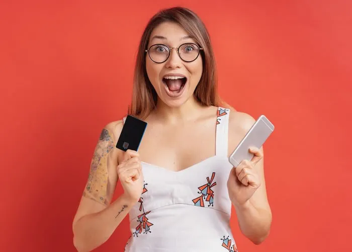 Geração Y ou geração do milênio é o nome dado à geração de pessoas nascidas entre 1980 e 2000. Embora não existam regras rígidas e rápidas quando se trata de classificar uma pessoa como membro da geração do milênio, muitos os rotularam de preguiçosos e com direito. Pelo que sabemos até agora, esta geração está entrando na idade adulta com alto endividamento e baixas taxas de inserção profissional em comparação com as gerações anteriores. Muitos nessa faixa etária estão tendo dificuldade em encontrar boas oportunidades de emprego, apesar de suas conquistas educacionais. 

Em referência a questões financeiras, muitos millennials se apaixonaram por anúncios relacionados à consolidação de dívidas ou empréstimos de consolidação. Esses golpes geralmente envolvem alguém entrando em contato com você nas mídias sociais com um nome semelhante  por exemplo, Kellen Stewart e pedindo que você envie dinheiro para consolidar seus cartões de crédito. Nesses casos, é quase certo que a pessoa que entrar em contato com você terá um primeiro nome diferente daquele que afirmou nas redes sociais. Como essas pessoas estão usando nomes semelhantes para entrar em contato com você, espere que elas também estejam usando uma foto semelhante. Os golpistas usarão essas informações para criar mensagens confiáveis visando vítimas em potencial.

Normalmente, esses vigaristas também usarão várias técnicas para desencorajar as pessoas a relatar suas atividades fraudulentas. Por exemplo, se você enviar a eles um pagamento sem ouvi-los novamente, eles provavelmente entrarão em contato com você com uma desculpa sobre como o chefe deles os impediu de receber pagamentos.

Como essa situação ocorreu depois que você enviou dinheiro a eles, eles provavelmente pedirão pagamentos adicionais para cobrir os custos de resolver a situação com o chefe. Outras táticas incluem mudar de endereço e pedir às pessoas que enviem os pagamentos diretamente a elas, para que não precisem se encontrar pessoalmente. 

Como essas pessoas são inteligentes o suficiente para saber o que estão fazendo, faz sentido que recorram a essas táticas ao tentar extorquir alguém por dinheiro. 

Infelizmente, a Geração Y parece estar caindo em golpes financeiros com mais freqüência do que outras gerações. De acordo com um relatório de 2018 da Federal Trade Commission, a Geração Y é quase duas vezes mais provável do que os Baby Boomers e os membros da Grande Geração aos 18 anos, quando foram vítimas de um golpe financeiro. Essa porcentagem aumenta significativamente entre indivíduos com menos de 35 anos, respondendo por 89% de todas as vítimas de golpes da geração do milênio em 2018, em comparação com 53% de todas as vítimas de golpes baby boomers na mesma idade. 

, Pedir cartão crédito, Empréstimo cartão  e Invista na bolsa, em, Brasil