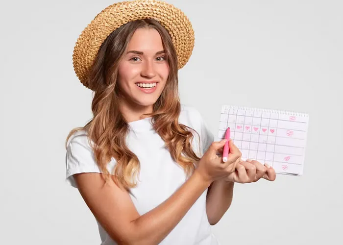 Dicas de cuidados com a pele: Muitas vezes, o brilho natural é visto no rosto das mulheres durante e após esses períodos. Conte-nos por que isso acontece e como as mulheres devem cuidar da pele durante a menstruação.

Cuidados com a pele durante a menstruação: as mulheres devem menstruar todos os meses. Há muitas mudanças no corpo das mulheres durante os períodos. Devido às alterações hormonais, juntamente com as mudanças de humor, muitos outros sintomas também são observados nas mulheres atualmente. Ao mesmo tempo, as mudanças são visíveis em sua pele devido à menstruação.

Muitas vezes é visto que o brilho natural surge no rosto das mulheres durante e após a menstruação. Conte-nos por que isso acontece e como as mulheres devem cuidar da pele durante a menstruação.

Alterações da pele durante os períodos:

Devido ao aumento do hormônio estrogênio no corpo da mulher, surge o problema de acne e espinhas, mas quando a menstruação está para vir, ou seja, a partir do dia 21 do mês, a produção desse hormônio diminui. Isso também reduz o problema de espinhas e acne.

A produção de hormônios como progesterona, estrogênio e testosterona aumenta durante a menstruação. Esses hormônios trazem oleosidade no rosto, o que ajuda a acabar com o problema de ressecamento da pele e o brilho aparece na pele.

Os poros da pele também ficam menores durante a menstruação, o que ajuda a eliminar problemas relacionados à pele.

Cuide da pele assim durante a menstruação. Cuide da pele assim durante a menstruação

Durante a menstruação, mais óleo aparece na pele, portanto, se sua pele for mais oleosa, lave o rosto duas vezes ao dia para remover o excesso de óleo.

Mantenha-se hidratado. Beba quantidade suficiente de água. Isso manterá sua pele hidratada também.

Evite aplicar muita maquiagem durante os períodos. Usar mais maquiagem pode causar problemas de pele.

Isenção de responsabilidade: este conteúdo fornece informações gerais apenas, incluindo conselhos. Não é de forma alguma um substituto para a opinião médica qualificada. Sempre consulte um especialista ou seu médico para mais detalhes.


, Curso de Dermatopatologia , Hidratação Profunda com Óleos e Dermatopatologia, Prova TED, em, Brasil