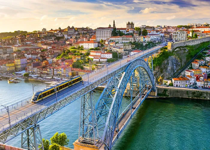 Portugal é um país no sul da Europa, localizado na Península Ibérica, que faz fronteira com a Espanha. Sua localização às margens do Oceano Atlântico influenciou muitos aspectos da cultura do país: o bacalhau salgado e as sardinhas assadas são pratos típicos nacionais, as praias do Algarve são destinos muito procurados e boa parte da arquitetura do país data dos séculos XVI a XIX, quando Portugal era um poderoso império marítimo.

Muitos portugueses não ganham tanto, e irão aqui considerar que "sim, é muito bom e tal", mas não é bem assim. Isso significa que com esse salário líquido não pode ter uma vida "Muito Boa", talvez nem sequer "boa", ficará num nível razoável.

Grande parte deste rendimento irá para habitação e respectivas contas de eletricidade, água, etc da mesma, uma segunda parcela será gasta em transportes e alimentação, ambos poderão ser mais geríveis.

O valor será "maior" quanto menos relevante seja a cidade. No Porto e Lisboa este valor é "mais baixo" e possibilita menos poder de compra que nas restantes cidades…não dá para uma "grande vida" nestas cidades, com esse rendimento e a viver nas duas grandes cidades portuguesas, o máximo que poderá aspirar é comprar casa (pequena e/ou nas áreas menos apetecíveis) em vez de arrendar, fazer umas férias fora por ano e uns almoços, ou jantares baratos, ao fim de semana…não vai dar para mais que isso. Esqueça: carros bons, roupa de luxo, férias muito longas ou caras, escapadinhas de fim de semana, viagens de sonho, ensino privado para sí ou filhos, casas de férias, passagens de ano em destinos paradisíacos, etc…enfim com esse valor esqueça basicamente todos os luxos.

Outro fator que faz diferença é se o valor é para uma pessoa só, ou para uma família. Se for para uma pessoa só e solteira, o valor será bem melhor que para um casal, ou para uma família.
, Trabalho em Portugal, Passagem barata e Promoção de passagens, em, Brasil