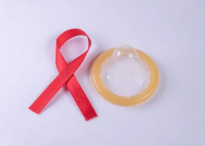O Dezembro Vermelho é mais do que uma campanha de conscientização; é um convite à reflexão sobre saúde, prevenção e solidariedade. Dedicado ao combate ao HIV/Aids e outras Infecções Sexualmente Transmissíveis (ISTs), este mês busca mobilizar a sociedade em torno da importância da informação, do diagnóstico precoce e do tratamento adequado.

A prevenção continua sendo a melhor forma de proteção. O uso de preservativos, a testagem regular e o acesso a métodos preventivos, como a PrEP (profilaxia pré-exposição) e a PEP (profilaxia pós-exposição), são ferramentas essenciais para interromper a cadeia de transmissão. Informar-se e educar os outros é um ato de cuidado coletivo.

Apesar dos avanços científicos e do acesso gratuito a tratamentos pelo Sistema Único de Saúde (SUS), o estigma em torno do HIV ainda é um desafio. Muitas pessoas que vivem com o vírus enfrentam preconceitos que afetam sua qualidade de vida e dificultam a adesão ao tratamento. Combater o estigma é tão importante quanto prevenir a transmissão.

A testagem precoce salva vidas. Quanto mais cedo uma pessoa é diagnosticada, mais rápido ela pode iniciar o tratamento antirretroviral, garantindo uma vida longa e saudável e reduzindo a transmissão do vírus. É um direito de todos acessar os serviços de saúde de forma gratuita e confidencial.

Além da prevenção e do tratamento, o Dezembro Vermelho nos lembra da importância do respeito e da empatia. Ninguém deve ser definido por uma condição de saúde. A campanha é um chamado para que todos, individualmente e como sociedade, promovam a inclusão e a dignidade.

Neste Dezembro Vermelho, participe das ações, informe-se, cuide-se e cuide de quem está ao seu redor. Juntos, podemos construir uma sociedade mais consciente, saudável e livre de preconceitos., Saúde sexual e ISTs, Estigma e discriminação e Testagem precoce HIV, em, Brasil