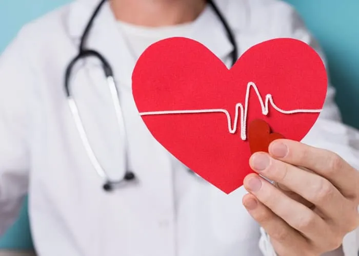   Os receptores β1 adrenérgicos são um tipo de receptor adrenérgico que responde à estimulação por neurotransmissores como a norepinefrina e a epinefrina (adrenalina). 

Esses receptores estão amplamente distribuídos em órgãos e tecidos como o coração e o rim. Quando ativados, os receptores β1 têm vários efeitos importantes, principalmente no sistema cardiovascular. Alguns dos principais efeitos dos agonistas dos receptores β1 incluem:

Aumento da frequência cardíaca

A estimulação dos receptores β1 no nódulo sinoatrial do coração aumenta a frequência cardíaca, o que é conhecido como cronotropismo positivo. Isso aumenta a capacidade de bombeamento do coração.

Aumento da força de contração

A ativação dos receptores β1 nos miócitos cardíacos (células musculares do coração) aumenta a força de contração do coração, resultando em maior débito cardíaco (quantidade de sangue bombeada pelo coração por minuto) e pressão arterial.

Aumento da condução elétrica

Os receptores β1 também afetam a condução elétrica do coração, aumentando a velocidade da propagação do impulso elétrico através do tecido cardíaco, o que é chamado de batmotropismo positivo.

  , Seguro de vida, Clinica coração e Endocárdio, em, Brasil