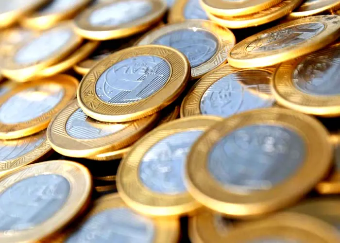O estoque total de crédito no Brasil subiu 1,0% em novembro na comparação com outubro, a R$ 5,264 trilhões, correspondente a 53,8% do Produto Interno Bruto (PIB), divulgou o Banco Central nesta terça-feira.

Mesmo diante de um cenário de elevação nas taxas de juros cobradas pelos bancos e da inadimplência, as novas concessões de financiamentos cresceram 1,6% em novembro. Em meio ao aperto monetário promovido pelo BC, que também tem observado um aumento nas concessões de crédito, as taxas bancárias médias subiram em novembro.

No mês, a inadimplência no segmento de recursos livres, em que os bancos têm autonomia para definir taxas de juros, ficou em 4,3%, contra 4,2% no mês anterior. O novo patamar é o mais alto desde junho de 2018, quando estava em 4,4%.

A inadimplência já havia subido 1,0% em outubro na comparação com setembro, atingindo o nível mais alto em quase quatro anos, segundo dados do Banco Central, em meio ao alto custo dos empréstimos após o agressivo ciclo de aperto monetário.
Recursos

Mesmo diante de um cenário de elevação nas taxas de juros cobradas pelos bancos e da inadimplência, as novas concessões de financiamentos cresceram 1,6% em novembro. Em meio ao aperto monetário promovido pelo BC, que também tem observado um aumento nas concessões de crédito em instrumentos de maior risco, as taxas bancárias médias subiram em novembro.

No mês passado, os juros cobrados pelas instituições financeiras no crédito livre ficaram em 44,1%, um aumento de 1,4 ponto percentual em relação a outubro — houve crescimento de 10,4 pontos em 12 meses. Nos recursos direcionados, que atendem a parâmetros estabelecidos pelo governo, houve alta de 0,7 ponto no mês, a 11,3%, com elevação de 2,4 pontos em 12 meses.

O spread bancário em recursos livres ficou em 31,2 pontos percentuais, de 30,6 pontos em outubro. Nos recursos direcionados, a diferença entre o custo de captação dos bancos e a taxa final cobrada do cliente ficou em 4,0 pontos, contra 4,2 pontos no mês anterior.
Expectativas

Neste mês, o BC ampliou sua previsão de crescimento do crédito no país para 15,1% este ano, ante estimativa de 14,2% feita em setembro. No acumulado em 12 meses até novembro, o estoque total cresceu 14,7%.

Recentemente, o BC fez um alerta sobre riscos à estabilidade financeira do país em um eventual cenário de elevação de gastos públicos e incerteza sobre a trajetória de endividamento do governo, com impacto sobre prêmios de risco e expectativas de inflação.

De acordo com o BC, a capacidade de pagamento das pessoas físicas se deteriorou mesmo diante de indicadores melhores para a economia e o mercado de trabalho.
, Comprar dólar, Alertas de Câmbio e Inteigência financeira, em, Argentina