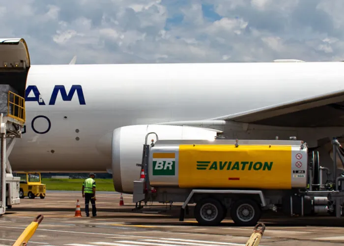 A Petrobras anunciou um aumento de aproximadamente 7% no preço do querosene de aviação (QAV) a partir de 1º de janeiro de 2025. O reajuste impactará distribuidoras em importantes praças como Guarulhos (SP), Betim (MG) e Duque de Caxias (RJ). 

Essa mudança, que corresponde a um acréscimo de cerca de R$ 0,25 por litro, ocorre em conformidade com os contratos da estatal, que preveem revisões mensais., Reajuste QAV Petrobras, Impactos tarifas aéreas e Combustíveis aviação, em, Argentina