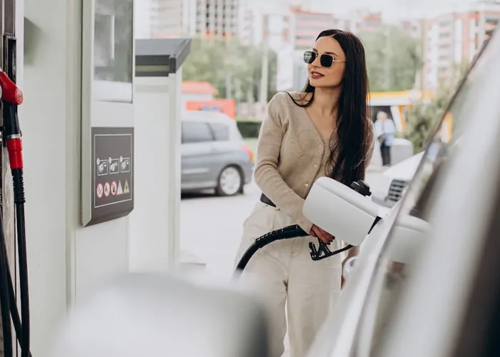 O preço médio do litro da gasolina no Brasil caiu para R$ 5,40 na semana passada, segundo dados da Agência Nacional do Petróleo, Gás Natural e Biocombustíveis (ANP), que voltaram a ser divulgados após duas semanas de “apagão” devido a um ataque cibernético.

Mas tanto o preço médio da gasolina quanto o do diesel seguem acima dos praticados no mercado internacional, e o litro dos combustíveis poderiam cair mais R$ 0,27 e R$ 0,36, respectivamente, segundo dados da Associação Brasileira dos Importadores de Combustíveis (Abicom).

A queda no preço da gasolina na semana entre os dias 14 e 20 foi de 1,8% na comparação com a anterior, entre os dias 7 e 13, e ocorreu após três reduções consecutivas da Petrobras (PETR3; PETR4) no preço cobrado nas refinarias.
Diesel

O preço médio do diesel, que teve seu preço reduzido pela Petrobras no dia 12, caiu de R$ 7,22 na semana retrasada para R$ 7,05 na passada e ficou 2,3% mais barato. Já o diesel S10, o mais usado no Brasil (e menos poluente), caiu 2,6%: de R$ 7,32 para R$ 7,13.

A pesquisa do diesel foi realizada em 4.501 postos de abastecimento. No caso da gasolina, foram consultados os preços em 5.403 postos.

Devido ao ataque cibernético, a ANP deixou de divulgar o levantamento semanal de preços no dia 4 e só retomou as informações sobre os preços pesquisados em postos de todo o país na sexta-feira (19).
Paridade internacional

Mesmo com as últimas reduções, os preços da gasolina e do diesel no Brasil continuam acima dos praticados no mercado internacional, segundo a Abicom.

Em média, a gasolina está sendo comercializada no mercado interno com preços 9% superiores ao do Golfo do México, que serve de referência de preço para os importadores. Já o do diesel está 8% acima.

Na Bahia, onde funciona a única refinaria privada do Brasil (a Refinaria de Mataripe, que acompanha mais de perto a paridade com os preços internacionais), o preço do diesel estava 2% abaixo do praticado fora do país e a gasolina estava 5% acima.

Já nos portos atendidos pelas refinarias da Petrobras, a gasolina chegava a custar 12% mais cara no Porto de Suape e o diesel, 11% no Porto de Itacoatiara.

Considerando preço médio, a gasolina poderia ter uma queda de R$ 0,27 por litro nos preços no mercado interno e o diesel, de R$ 0,36 por litro., Custo do combustível, Filtro gasolina e Chip combustível, em, Brasil