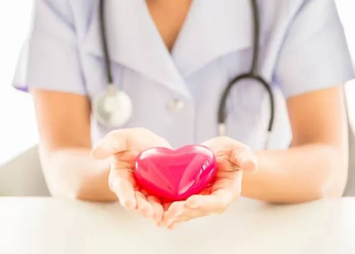 Entenda os Números da Pressão Arterial: Guia Prático de Interpretação

Você já se perguntou o que significam os números ao medir sua pressão arterial? Este guia prático oferece uma análise detalhada, desmistificando os valores e proporcionando uma compreensão clara do que eles indicam sobre sua saúde cardiovascular.

1. Conhecendo os Dígitos


Descubra o significado de cada número apresentado durante a medição da pressão arterial. Desde a pressão sistólica até a diastólica, desvende os segredos por trás desses dados cruciais.


Conhecer os dígitos da pressão arterial é fundamental para compreender a saúde cardiovascular.

A pressão arterial é expressa por dois números, sendo o primeiro a pressão sistólica (quando o coração bate) e o segundo a pressão diastólica (quando o coração está em repouso). 

Por exemplo, se a leitura é 120/80 mmHg:

Pressão Sistólica (o primeiro número)

Representa a pressão nas artérias durante a contração do coração. 

No exemplo, é 120 mmHg.

Pressão Diastólica (o segundo número)

Indica a pressão nas artérias quando o coração está em repouso entre as batidas. 

No exemplo, é 80 mmHg.

É crucial monitorar regularmente a pressão arterial, pois valores fora dos limites normais podem indicar problemas cardiovasculares. Consultar um profissional de saúde para interpretação personalizada e orientações específicas é fundamental para manter a saúde do coração.


2. Faixas Normais e Alarmantes

Aprenda a distinguir entre valores normais e indicadores preocupantes. Identifique os limites saudáveis e compreenda quando é hora de buscar aconselhamento médico.

Entender esses dígitos é crucial para interpretar a saúde cardiovascular:

Normal (por exemplo, 120/80 mmHg): Indica uma pressão arterial saudável.

Elevada (por exemplo, 130-139/80-89 mmHg): Sugere uma tendência a desenvolver hipertensão.

Hipertensão Estágio 1 (por exemplo, 140-159/90-99 mmHg): Indica pressão arterial elevada.

Hipertensão Estágio 2 (por exemplo, 160/100 mmHg ou superior): Reflete um nível mais grave de hipertensão.


3. Fatores Influenciadores


Explore os diversos elementos que podem afetar seus números de pressão arterial. Desde estilo de vida até fatores genéticos, saiba como essas variáveis desempenham um papel crucial.

A pressão arterial é influenciada por uma variedade de fatores, sendo alguns deles:

Estresse

Situações estressantes podem temporariamente aumentar a pressão arterial. O estresse crônico pode contribuir para a hipertensão.

Idade

A pressão arterial tende a aumentar com a idade devido ao enrijecimento natural das artérias.

Gênero

Em geral, homens têm uma tendência a ter uma pressão arterial mais elevada do que as mulheres, especialmente antes da menopausa.

Peso Corporal

O excesso de peso pode aumentar a resistência vascular, contribuindo para a elevação da pressão arterial.

Atividade Física

A prática regular de atividades físicas pode ajudar a manter a pressão arterial em níveis saudáveis.

Dieta

O consumo excessivo de sódio e uma dieta pobre em potássio, magnésio e cálcio podem influenciar negativamente a pressão arterial.

Consumo de Álcool

O consumo excessivo de álcool pode elevar a pressão arterial.

Tabagismo

Fumar pode danificar as artérias, aumentando o risco de hipertensão.

Genética

A predisposição genética pode contribuir para a hipertensão.

Doenças Subjacentes

Condições como diabetes, doenças renais e distúrbios hormonais podem afetar a pressão arterial.

Medicamentos

Alguns medicamentos, como descongestionantes e contraceptivos orais, podem influenciar os níveis de pressão arterial.

Apneia do Sono

Distúrbios respiratórios durante o sono, como a apneia, estão associados a hipertensão.

Hormônios

Alterações hormonais, como as relacionadas à gravidez ou à menopausa, podem afetar a pressão arterial.

É importante reconhecer esses fatores e adotar um estilo de vida saudável para manter a pressão arterial dentro dos limites normais. Consultar um profissional de saúde regularmente para monitorar e avaliar a pressão arterial é fundamental, especialmente se houver fatores de risco.


4. Mitos e Verdades

Desvende mitos comuns relacionados à pressão arterial e conheça as verdades fundamentais. Ganhe discernimento para tomar decisões informadas sobre sua saúde cardiovascular.

Mito: Apenas idosos precisam se preocupar com a pressão arterial.

Verdade: A pressão arterial pode afetar pessoas de todas as idades. É importante monitorar desde cedo para prevenir problemas futuros.

Mito: Pressão alta não é perigosa.

Verdade: A hipertensão arterial não tratada pode levar a sérias complicações, incluindo acidente vascular cerebral, ataque cardíaco e danos nos órgãos.

Mito: Sintomas óbvios sempre acompanham a pressão alta.

Verdade: A hipertensão é muitas vezes assintomática. Verificar regularmente é a única maneira de detectar problemas precocemente.

Mito: A pressão arterial só é afetada pela dieta de sal.

Verdade: Dieta, exercício, estresse, genética e outros fatores contribuem para a pressão arterial. Não é apenas sobre o consumo de sal.

Mito: Uma leitura normal significa que estou livre de riscos.

Verdade: Mesmo com leituras normais, outros fatores de risco podem contribuir para problemas cardiovasculares.

Mito: Medicamentos para pressão arterial resolvem o problema completamente.

Verdade: Medicamentos são uma parte do controle, mas mudanças no estilo de vida também são cruciais.

Mito: Pressão baixa nunca é um problema.

Verdade: Pressão baixa pode causar tonturas, desmaios e, em casos graves, ser perigosa.

Mito: Praticar esportes regularmente aumenta a pressão arterial.

Verdade: O exercício regular geralmente ajuda a manter a pressão arterial saudável.

Mito: Se a pressão estiver alta, é melhor evitar a medicação e esperar que ela baixe naturalmente.

Verdade: Ignorar a hipertensão pode levar a complicações graves. Medicamentos prescritos pelo médico podem ser necessários.

Mito: Medir a pressão arterial em casa não é preciso.

Verdade: Monitorar em casa pode fornecer informações valiosas, mas é crucial seguir as instruções corretamente.

É importante entender esses mitos e verdades para tomar decisões informadas sobre a saúde cardiovascular. Sempre consulte um profissional de saúde para orientações personalizadas.


5. Estratégias para Manter a Saúde Cardiovascular:

Além de interpretar os números, descubra práticas e hábitos que podem ajudar a manter uma pressão arterial saudável. Dicas práticas para integrar ao seu dia a dia.

Com este guia abrangente, você estará equipado com o conhecimento necessário para interpretar e agir de acordo com os números da sua pressão arterial. 

Promova a saúde do seu coração e tome o controle do seu bem-estar cardiovascular.

, Eletrocardiograma, Seguro Vida SulAmérica  e Seguro - Simule Agora, em, Brasil