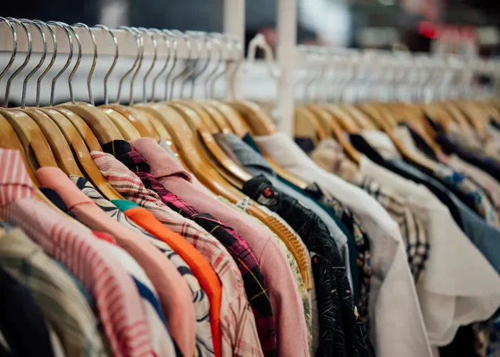 Uma boutique é uma pequena loja que produz itens de alta qualidade a preços baixos. Os clientes frequentam as boutiques para encontrar itens de vestuário bonitos e exclusivos. Essas lojas são muito comuns nas grandes cidades, mas também são encontradas em cidades menores. Essencialmente, uma boutique é uma loja que vende roupas a preços baixos.

Cada seção da loja de roupas baratas com muitos modelos e estilos para escolher. Na   frente da loja tem uma grande variedade de roupas femininas. e roupas masculinas nos fundos da loja ao longo de todo o caminho até o final  do prédio. 

A ainda ma gama de diferentes seções com cores, materiais e designs diferentes. Muitas peças novas e muito limpas. Cada item parece custar centenas de reais, mas tudo custa menos de dez.

Muitas pessoas compram na boutique porque podem obter boa qualidade por um preço baixo. Roupas de lojas sofisticadas custam muito caro,   mas itens de uma loja de roupas.

As pessoas compram aqui para suas necessidades diárias, como camisetas, shorts, calças e muito mais. Você vai encontrar tudo o que você precisa para trabalhar ou se divertir. 

Além disso, se você deseja ter uma aparência elegante no trabalho ou no lazer, eles também têm roupas de negócios e roupas formais para homens e mulheres.

Os funcionários da boutique são simpáticos e prestativos com seus clientes. Eles responderam a todas as minhas perguntas sobre como as coisas funcionavam em sua loja. Além disso, eles me deram conselhos sobre o que eu deveria comprar e onde encontrar por preços baratos.
 
Aprendi que esta loja recebe doações de empresas locais para que possam se manter abertas. Eles têm ótimas promoções em calças masculinas, camisas e até sapatos para que sua clientela possa parecer profissional, não importa o que esteja fazendo.

Uma boutique é uma pequena loja que produz itens de alta qualidade a preços baixos. As pessoas visitam essas lojas para encontrar itens de vestuário bonitos e exclusivos. A equipe é simpática e prestativa com seus clientes. Por último, mas não menos importante, os proprietários estão dispostos a doar bens doados para que possam permanecer no negócio.
, SHEIN  Promoções Online, Looks da moda e Crown Training, em, Brasil