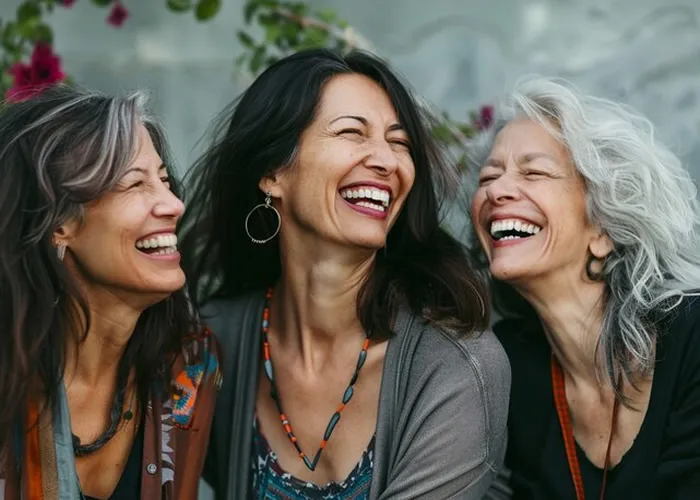 O riso não é apenas uma manifestação de alegria; é também uma poderosa ferramenta para a saúde e bem-estar, especialmente na terceira idade. Estudos mostram que pessoas que riem com frequência têm melhor qualidade de vida e vivem mais. 

O riso estimula o sistema imunológico, reduz o estresse e libera endorfinas, conhecidas como hormônios da felicidade. Para os idosos, incorporar o humor no cotidiano pode ser uma forma eficaz de combater o isolamento social e fortalecer a saúde física e mental.

, Longevidade dos idosos, Benefícios do humor e Qualidade de vida na terceira idade, em, Brasil