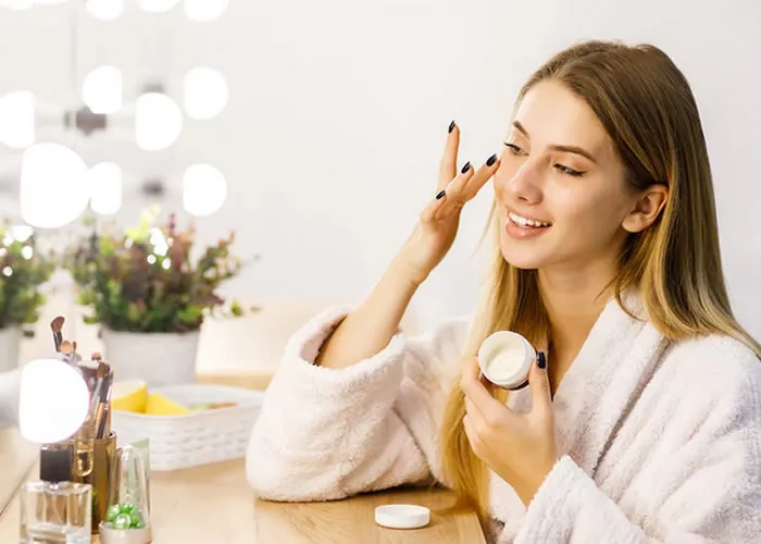 Por que é tão importante hidratar o rosto?

O cuidado da pele facial é muito mais do que apenas limpar o rosto regularmente. A maioria das pessoas não considera a pele do rosto delicada, mas a pele do rosto é tão importante quanto o cabelo e as unhas. Sua pele facial é a camada externa de seu corpo que protege seus órgãos internos. A pele normal tem muitas funções essenciais, como mantê-lo fresco e protegê-lo de bactérias e vírus. A pele do seu rosto também é uma parte patriótica do seu corpo; ajuda você a manter uma aparência saudável e a manter uma aparência jovem. A pele do rosto desempenha um papel essencial para mantê-lo bem.

O hidratante ajuda a evitar que a pele seja danificada pelos elementos

Muitas pessoas não cuidam bem da pele do rosto. A limpeza diária ajuda a remover o excesso de oleosidade e as células mortas da pele do rosto. Você também deve aplicar um hidratante no rosto todas as noites antes de dormir. Essas etapas simples ajudam seu rosto a ficar saudável e a melhorar sua aparência. Hidratar o rosto mantém-no hidratado e reduz o aparecimento de secura e rugas. Também evita que a pele do rosto se torne excessivamente sensível, irritada ou acneica. Em suma, a hidratação regular do rosto é essencial para uma tez limpa e saudável.

Hidratantes faciais são tipos especiais de hidrantes tópicos para o rosto. Destinam-se normalmente a peles secas ou calejadas e normalmente combinam diferentes bases com óleos ou água para criar uma rica textura emoliente para a epiderme. Normalmente incorporando outras substâncias como vitaminas, óleos essenciais ou agentes cosmeticamente funcionais em sua composição, normalmente são aplicados após o uso de um emulsificante para distribuir sobre a epiderme das peles, para garantir a retenção de umidade e maciez da pele após a aplicação. A aplicação regular de hidratantes no rosto o mantém hidratado, macio, macio e com boa aparência.

Você deve usar hidratante após lavar o rosto todas as noites. Você pode usar qualquer tipo de creme ou loção que desejar, desde que tenha FPS. O filtro solar ajuda a manter o rosto saudável e reduz as rugas e o envelhecimento causado pela exposição ao sol. Sua pele facial protege seus órgãos internos, então você precisa protegê-la com SPF todos os dias. Depois de aplicar o hidratante, você deve deixá-lo no rosto por pelo menos 20 minutos antes de ir para a cama. Isso permite que o produto seja totalmente absorvido pela pele e funcione conforme anunciado.

O cuidado com a pele facial é uma prática essencial que todos devemos fazer regularmente para manter nossos rostos com aparência jovem e bonita. Muitas pessoas não cuidam adequadamente de sua pele facial, o que pode fazer com que seu rosto pareça oleoso e desleixado. As aplicações diárias de um hidratante ajudam a manter a pele do rosto macia e bem hidratada. Aplicações regulares de protetor solar evitam os danos causados ​​pelos raios ultravioleta na pele do rosto, além de proteger contra os perigosos raios ultravioleta do sol. A aplicação dessas práticas nos ajuda a ter uma boa aparência emocional e física!, Sérum Hidratante, Melhor Kit de Sérum e Concentrado PinkPerfect, em, Brasil