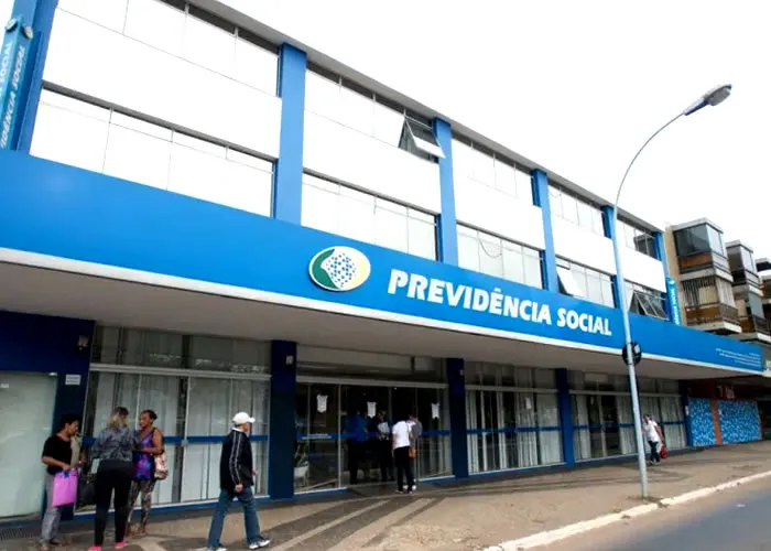 A reforma da Previdência de 2019 estabeleceu uma idade mínima para a aposentadoria do Instituto Nacional do Seguro Social (INSS) e também uma regra de transição para quem estava perto de se aposentar. Esse período de adaptação permite ter o benefício antes. São cinco tipos de transição e, em três casos, há mudanças neste ano.

Na regra que estabelece uma idade mínima progressiva, por exemplo, em 2022, a mulher conseguia se aposentar com 57 anos e seis meses e os homens com 62 anos e seis meses. Neste ano, a idade mínima sobe para 58 anos para mulheres, e 63 anos, para os homens.

A regra de pontos também tem mudanças. No ano passado, para se aposentar por esse tipo de transição era preciso que a soma da idade com o tempo de contribuição fosse de 89 pontos, para mulheres, e 99 pontos, para homens. Neste ano, a soma deverá ser de 90 e 100, respectivamente.

Já na transição da aposentadoria por idade, que trazia mudanças apenas para mulheres, passa a valer a idade permanente de 62 anos. No ano passado, elas conseguiam se aposentar aos 61 anos e seis meses.

Entenda as mudanças para este ano:
Regra da idade mínima progressiva

Para se aposentar por essa regra de transição, é preciso ter neste ano:

    Mulheres: 58 anos de idade e 30 anos de contribuição
    Homens: 63 anos de idade e 35 anos de contribuição

A idade mínima nessa regra de transição subirá seis meses a cada ano até chegar a 62 anos para mulheres, em 2031, e 65 anos para homens, em 2027. Veja a tabela:

Regra de transição - idade mínima

Ano

Idade mínima - Homens

Idade mínima - Mulheres

2023

63

58

2024

63 e seis meses

58 e seis meses

2025

64

59

2026

64 e seis meses

59 e seis meses

2027

65

60

2028

65

60 e seis meses

2029

65

61

2030

65

61 e seis meses

2031

65

62 

Regra de pontos

Para se aposentar por essa regra de transição, é preciso somar a idade com o tempo de contribuição. Essa soma deve ser de:

    90 pontos para mulheres, sendo necessário ter, ao menos, 30 anos de contribuição
    100 pontos para homens, sendo necessário ter, ao menos, 35 anos de contribuição

Essa pontuação sobe um ponto a cada ano até chegar a 100 pontos para mulheres, em 2033, e 105 pontos para homens, até 2028.

Regra para aposentadoria por idade

Na aposentadoria por idade, a lei já estabelecia que os homens deveriam ter, ao menos, 65 anos de idade. Assim, nessa regra de transição, a mudança é na idade mínima da mulher. É preciso ter:

    Mulher: 62 anos de idade e 15 anos de contribuição

A mudança da reforma estabelecia que a idade da mulher deveria chegar aos 62 anos, o que aconteceu neste ano. Ou seja, a partir de agora, a idade mínima da mulher nessa categoria de transição já é pela regra permanente estabelecida pela reforma.

O que não muda

Em duas regras de transição não há mudanças. São elas:
Pedágio de 50%

    Mulher: se contribuiu por ao menos 28 anos quando a reforma entrou em vigor (em novembro de 2019) pode cumprir um pedágio de 50% do tempo que faltava para chegar aos 30 anos de contribuição e se aposentar. Não há idade mínima
    Homem: se contribuiu por ao menos 33 anos quando a reforma entrou em vigor (em novembro de 2019) pode cumprir um pedágio de 50% do tempo que faltava para chegar a 35 anos de contribuição e se aposentar. Não há idade mínima

Exemplo: Se faltavam dois anos para chegar aos 30 anos de contribuição (mulheres) ou 35 anos (homens) terá que contribuir por três anos no total. Nessa regra, há aplicação do fator previdenciário, índice que reduz o benefício de quem se aposenta cedo.
Pedágio de 100%

    Mulher: pode se aposentar a partir dos 57 anos, mas precisa cumprir um pedágio de 100% do tempo que faltava para chegar aos 30 anos de contribuição quando a reforma entrou em vigor (em novembro de 2019)
    Homem: pode se aposentar a partir dos 60 anos, mas precisa cumprir um pedágio de 100% do tempo que faltava para chegar aos 35 anos de contribuição quando a reforma entrou em vigor (em novembro de 2019)

Exemplo: Se faltavam dois anos para chegar aos 30 anos de contribuição (mulheres) ou 35 anos (homens), terá que contribuir por quatro anos no total. Nessa regra, não há aplicação do fator previdenciário.
Entenda o direito adquirido

Para os segurados do INSS que atingiram os requisitos da aposentadoria pelas regras de transição do ano passado, mas que ainda não fizeram o pedido no INSS, é possível se aposentar pelas normas de 2022.

Esses segurados têm direito adquirido, ou seja, não podem ser afetados pelas mudanças.

“O direito adquirido vale para quem atingiu uma regra de transição no ano de 2022, porém, só vão fazer o pedido em 2023, ou seja, se mantêm os direitos do ano anterior, que é quando a pessoa adquiriu o direito. Mas vale também para anos anteriores. Se a pessoa já tinha direito adquirido em 13 de novembro de 2019, pode contar a regra antiga de aposentadoria para ela”, diz o advogado previdenciário João Badari.

Como fazer o pedido

Os segurados do INSS podem fazer o pedido de aposentadoria pelo site ou aplicativo Meu INSS. A ferramenta também permite simular se o segurado se enquadra nas regras de transição e o valor que receberia.
, Pedir aposentadoria, Aposentadoria INSS e Empréstimo Aposentados, em, Brasil