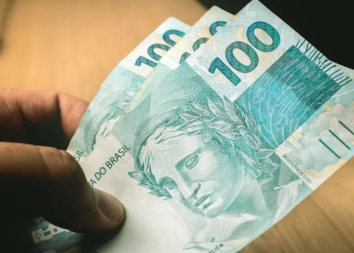 Seguradora não é obrigada a pagar seguro de vida a herdeiros de agiota. A decisão é da juíza de Direito Crystiane Maria do Nascimento Rocha, da 2ª vara Cível de Jabotão dos Guararapes/PE, ao considerar que não é devido o pagamento da indenização quando comprovado que a conduta do segurado agravou o risco.

A ação de cobrança foi ajuizada por herdeiros de um homem falecido, vítima de latrocínio. Os beneficiários alegam que ingressaram administrativamente com o pedido de seguro de vida do falecido, todavia, a solicitação foi negada sob a justificativa de que o de cujus praticava agiotagem. E isto, segundo a empresa, contribuiu ativamente para aumentar os riscos de sua morte.

Ao julgar o caso, a magistrada afirmou que “além de constar, nos depoimentos do inquérito policial, que o de cujus praticava agiotagem, os delegados que testemunharam nos presentes autos, também afirmaram haver fortes indícios da prática do referido ato”. Verificou, ainda, a existência de diversos processos criminais, pelos quais o de cujus era processado., Seguro de vida de 500 mil, Seguro Doenças Graves e Seguro de Vida para Jovem, em, Brasil