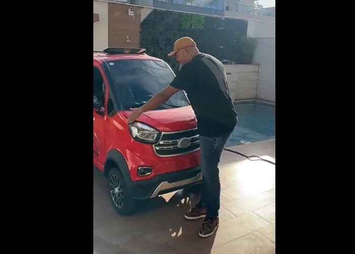O modelo é basicão, nas cores, preta, vermelha e branca.

Com câmera, de ré, integrada, comporta até 4 passageiros, o mesmo possui ar condicionado e vidro elétrico. 


Lançamento em primeira mão, você vai poder adquirir seu veículo de R$ 50 mil, entre os 3 tipos de financiamento de carros mais comuns,  Crédito Direto ao Consumidor, Leasing,  Consórcio ou a vista., Tabela FIPE, Consorcio de Veículos e Leilão de veículos, em, Brasil