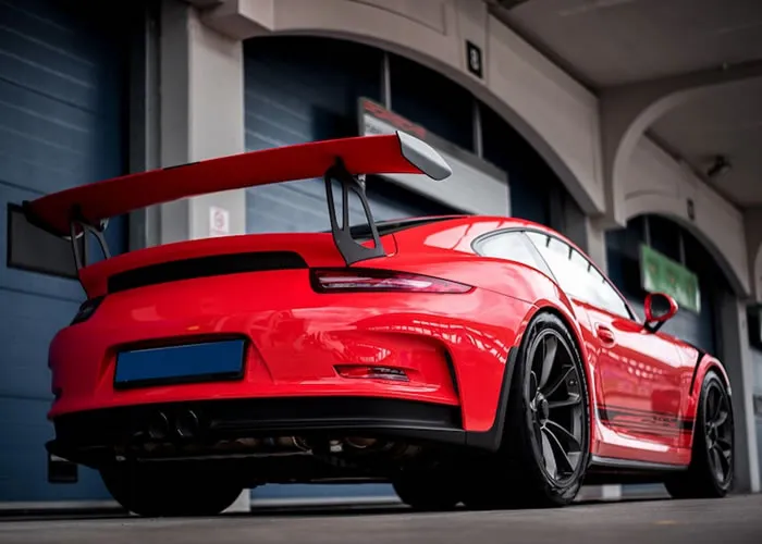 Quer deixar seu carro equipado de um jeito bem legal? Então, vale a pena investir num tuning, que é quando você personaliza o veículo com peças que deixam ele mais potente e destaca o seu estilo pessoal! Dá pra trocar volante, rodas, pedais e até montar um som de cinema, viu? Vem comigo que eu te falo mais sobre carro tunado!

Parte externa do carro

Se você tá começando a tunar o carro, o mais simples é trocar primeiro alguns acessórios da parte de fora, tá? Isso porque eles são bem mais em conta e já vão fazer bastante diferença no visual!
 
Tem os apliques cromados nas maçanetas e retrovisores que são uma das mudanças mais simples, mas que deixam seu carro bonito e com uma cara esportiva, sabe?
 

Os apliques cromados são mudanças simples que valorizam o visual do carro

Já as rodas e calotas também são acessórios simples de trocar. Só tome cuidado pra não deixar o veículo muito baixo e estragar outras partes do veículo, como os para-choques!
 

Trocar as calotas do carro vai deixar ele bem mais moderno e esportivo

E tem ainda a cor dos faróis, ela faz muita diferença e deixa o carro mais esportivo! Aposte naquelas lâmpadas bem brancas, sabe? Esse tipo muda bastante o visual e também melhora a visibilidade enquanto você tiver dirigindo.
 

As lâmpadas brancas dão um visual incrível pro seu carro!

Parte interna do carro

E também tem várias partes simples que dá pra mudar dentro do carro, deixando ele moderno, viu? O volante é uma dessas peças! Dá pra comprar um novo completo, mas você vai ter que levar no mecânico pra trocar. E se você quiser algo mais prático, uma capa de couro pra volante já resolve. Demais!


O volante esportivo deixa seu carro com um visual bem mais moderno

Tunar as peças do câmbio também deixa o carro com a sua cara, sabe? Uma dica é mudar a manopla, aquela parte de cima que serve pra segurar e trocar as marchas, por um modelo cromado com algum desenho que você goste! Fica incrível, hein?
 

Tem modelos de manopla pra câmbio até com o emblema do seu time de futebol!

As pedaleiras são outras opções de peça pra estilizar. Tem pedaleira cromada ou nas cores que você mais gosta! Também tem kits com os pedais e descanso pra apoiar o pé enquanto não usa a embreagem, tá?
 
Pra completar o kit de direção, dá pra combinar as pedaleiras com um tapete novo. Tem os modelos metálicos que são modernos e deixam o carro com um visual esportivo!

Sistema de som e vídeo

Agora, não pode faltar o som, né? Com o tuning dos acessórios de áudio e vídeo você pode deixar o carro parecendo um cinema. Isso porque, além do som automotivo que toca rádio CD e MP3, dá pra usar aparelhos como DVD ou até as centrais multimídia com GPS e câmera de ré. Demais!
 

A central multimídia pode ter várias funções e deixa seu carro bem estiloso

Ah, também dá pra tunar o carro instalando vários tipos de alto-falantes pra deixar o som ainda mais potente e com uma qualidade incrível! É o caso dos drivers, tweeters e subwoofers, cada um com uma função especial na hora de tocar as músicas que você mais gosta!
 
Os drivers são as caixas que tocam os sons médios, tá? Isso quer dizer que eles melhoram a reprodução dos vocais da música!
 

Drivers conseguem reproduzir sons médios com qualidade

Já o tweeter ajuda a diminuir chiados e melhora a reprodução das partes mais agudas das músicas, sabe? Pra quem vai investir num equipamento completo, esses acessórios vão melhorar muito a qualidade do seu sistema de som!
 

O tweeter diminui o chiado das músicas e melhora a qualidade do som

E tem ainda o subwoofer, que é um alto-falante especial pra reproduzir as notas mais graves das músicas. Sabe aquela sensação de som mais pesado? Então, é o subwoofer que dá esse efeito!

, Escapamento dimensionado, Manopla Tunning e Supensão veicular , em, Brasil