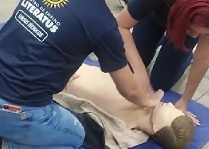 A ressuscitação cardiorrespiratória (RCP) é um procedimento de emergência realizado para ajudar uma pessoa que está em parada cardiorrespiratória, o que significa que seu coração parou de bater ou não está batendo eficazmente e eles não estão respirando. A RCP é um componente crítico dos primeiros socorros e pode ser vital para salvar a vida de alguém até que a assistência médica adequada possa ser obtida.

Verifique a segurança: Antes de iniciar a RCP, certifique-se de que a cena está segura para você e para a vítima. Se não estiver seguro, não tente realizar a RCP até que a situação seja segura.

Verifique a resposta: Tente acordar a vítima agitando suavemente os ombros e perguntando em voz alta: "Você está bem?" Se a pessoa não responder e não estiver respirando normalmente, é necessário chamar ajuda médica imediatamente. Peça a alguém próximo para chamar ou chame você mesmo o serviço de emergência.

Abra as vias aéreas: Coloque a vítima de costas em uma superfície firme. Incline a cabeça para trás com cuidado para abrir as vias aéreas da pessoa.

Verifique a respiração: Olhe, ouça e sinta se há sinais de respiração normal (como movimentos no peito ou respiração audível). Se a vítima não estiver respirando ou estiver respirando de forma anormal (ex.: apenas gemendo), comece a ventilação de resgate (boca a boca ou usando uma máscara de RCP, se disponível).
, Aparelhos de enfermagem, Paramentação de segurança e Oxímetro , em, Brasil