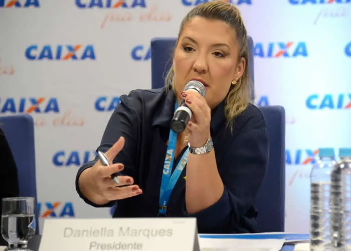 Caixa para elas empréstimo liberado

A Caixa Econômica Federal anunciou em outubro o lançamento do programa Caixa Para Elas Empreendedoras, ação realizada em parceria com o Sebrae. A proposta é conceder até R$ 1 bilhão em crédito para mulheres de todo o país.

Além de empréstimos para as brasileiras que querem empreender, o programa oferece capacitação e orientação para o desenvolvimento de pequenos negócios. Após a formalização da participante como Microempreendedora Individual (MEI), ela terá acesso a crédito de R$ 1 mil.

“Hoje qualquer pessoa abre uma MEI em até 24h, após abrir o MEI, realiza um curso no Sebrae, que também poderá ter acesso por meio remoto, por celular e por Whatsapp, e quando ela se formaliza, ela vai ter acesso de até R$ 1 mil, mesmo se estiver negativada”, explicou a presidente da Caixa, Daniella Marques.

A iniciativa deve atender até 30 milhões de empreendedoras, especialmente aquelas em situação de vulnerabilidade e beneficiárias do Auxílio Brasil. De acordo com o Sebrae, as linhas de crédito serão personalizadas para melhor atender às necessidades de cada participante.

A princípio, a solicitante poderá contratar até R$ 1 mil em crédito, conforme seu perfil (empreendedora informal, recém-formalizada ou formalizada há mais de 12 meses). Após compltar três meses de negócio, ela terá acesso a crédito de antecipação de recebíveis e cartão de crédito.

Depois de sete meses de CNPJ ativo, a empreendedora poderá contratar crédito de até R$ 12 mil pelo Fundo de Aval para as Micro e Pequenas Empresas (Fampe). A partir de 12 meses de atividade desde a formalização, ela será autorizada a solicitar empréstimos maiores pelo Pronampe.

Segundo Daniella Marques, somente 5% das empreendedoras correntistas da Caixa contratam outros produtos oferecidos pelo banco. Dentre as 17 milhões de potenciais contratantes da linha, 70% realizam alguma atividade autônoma ou informal.

, Pedir Cartão crédito, Aumenta limite  e Cartão Black , em, Brasil