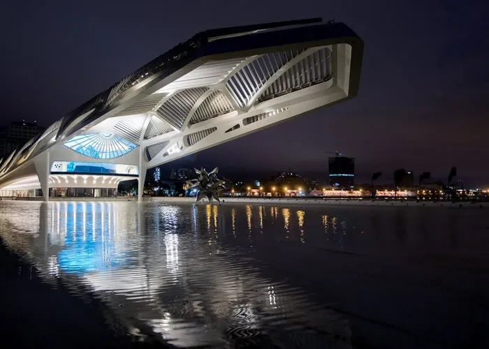 O Museu do Amanhã é um novo tipo de museu de ciências onde você é convidado a examinar o passado, conhecer as transformações atuais e imaginar cenários possíveis para os próximos 50 anos, por meio de ambientes audiovisuais imersivos, instalações interativas e jogos disponíveis ao público em português, inglês e espanhol.

O museu é um espaço de aceleração de ideias com atividades educativas, um Laboratório de experiências em inovação, um Observatório e serviços para o público: cafeteria, restaurante e loja., Encontre um voo barato, Encontre hotéis e Locações ecônomicas, em, Brasil