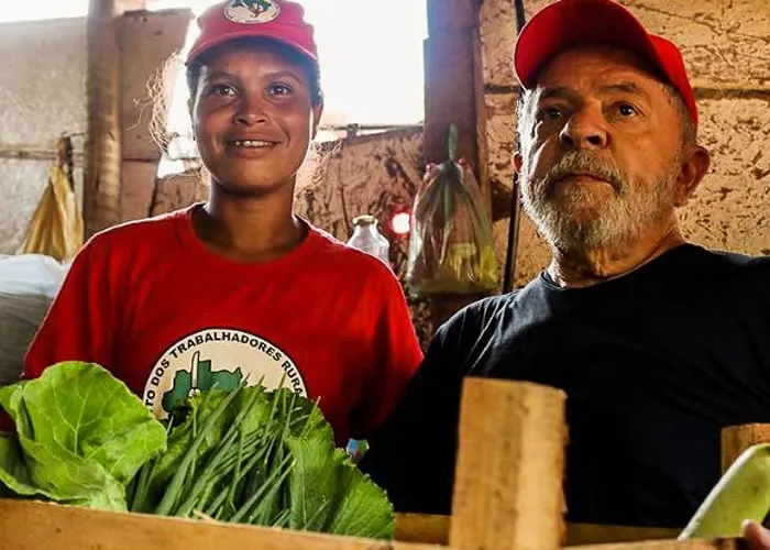 Principal líder do Movimento dos Trabalhadores Sem-Terra (MST), João Pedro Stedile prevê o retorno de “mobilizações de massa” caso o ex-presidente Lula saia vitorioso das eleições de outubro. As declarações de Stedile foram feitas em um podcast divulgado na página do movimento na internet. Para o público eventualmente pouco afeito ao vernáculo do movimento, Stedile traduziu: “É quando a classe trabalhadora recupera a iniciativa na luta de classes, então ela passa a atuar na defesa de seus direitos da mínima forma, fazendo greves, fazendo ocupações de terra, ocupações de terreno, mobilizações, como foi naquele grande período de 78 a 89”.

O aceno à possível retomada das invasões de fazendas com uma eventual vitória de Lula representaria uma interrupção na série histórica de queda de ocupações ilegais de imóveis rurais. Levantamento do Instituto Nacional de Colonização e Reforma Agrária (Incra) mostra que desde o governo Fernando Henrique Cardoso (1995-2002) invasões de terra vêm apresentando redução significativa. Nos oito anos de FHC, foram 2.442 invasões, média de 305 por ano. Nos dois mandatos de Lula (2003-2010), a média foi de 246 ocupações ao ano, ou 1.968 no período. Na administração Dilma Rousseff (2011-2016) foram 162, em média, por ano e sob Michel Temer (2016-2018), a média anual foi de 27. No governo do presidente Jair Bolsonaro, o Incra informa que foram nove invasões por ano.

Para apoiar Lula na corrida presidencial, o MST vem criando “comitês populares de luta” em todo o país. Segundo Stedile, já foram criados cerca de 7.000 comitês em assentamentos da reforma agrária, em endosso à eleição do candidato petista. “Acho que a vitória do Lula, como se avizinha, vai ter como uma consequência natural, psicossocial nas massas, de um ‘reânimo’ para nós retomarmos as grandes mobilizações de massa”, disse Stedile.

No podcast, o líder do MST admitiu que houve um “refluxo do movimento de massas” durante o governo Bolsonaro, período em que fazendeiros foram autorizados a portar armas em toda a extensão das propriedades e foram distribuídos mais de 400.000 documentos de titulação fundiária., Financiamento RURAL, Empréstimo pessoal e Emprestimo CNPJ, em, Brasil