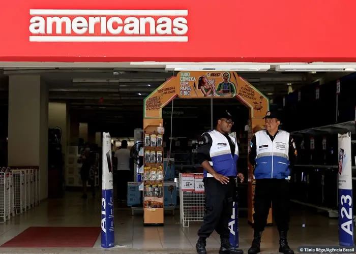  juiz Paulo Assed Estefan, titular da 4ª Vara Empresarial da Capital, publicou edital nesta quarta-feira (8) estabelecendo prazo de 15 dias corridos para os credores das empresas que compõem o Grupo Americanas apresentarem suas habilitações e divergências quanto aos créditos listados diretamente à administração judicial.

De acordo com o edital, os credores não poderão se habilitar ou apresentarem suas divergências diretamente por meio de petições no processo da recuperação judicial, sob a pena de perda de prazo. 

O processamento da recuperação judicial do Grupo Americanas foi deferido pelo juiz Paulo Assed no dia 19 de janeiro deste ano. O magistrado considerou que “a eventual quebra do Grupo Americanas pode acarretar o colapso da cadeia de produção do Brasil, com prejuízos em relevantes setores econômicos, afetando mais de 50 milhões de consumidores, colocando em risco dezenas de milhares de empregos”.  

A relação nominal de credores com respectivos valores e classificação, apresentada pelo Grupo Americanas., Folhetos de Eletrônicos, Cartão lojas Americanas e Compre online, em, Argentina
