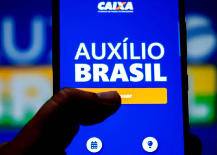 O Ministério da Cidadania antecipou o calendário de outubro de pagamentos do Auxílio Brasil e do Auxílio Gás. Os pagamentos começariam no próximo dia 18. Mas de acordo com o novo calendário, os repasses do valor mínimo de R$ 600 por família vão começar na terça-feira, dia 11, para beneficiários com Número de Identificação Social, NIS, terminado em 1. O pagamento segue de forma escalonada, como ocorre normalmente, até o dia 25 de outubro. Nesta data, recebem os que fazem parte do último grupo, de NIS final 0.

O novo cronograma foi publicado nesta segunda-feira (3) no Diário Oficial da União.

No mês de outubro, também será paga mais uma parcela do Auxílio Gás. O benefício bimestral equivale ao valor da média nacional do botijão de gás de cozinha de 13 quilos., Solicite seu benefício, Solicitar cartão  e Cartão auxílio gás, em, Brasil