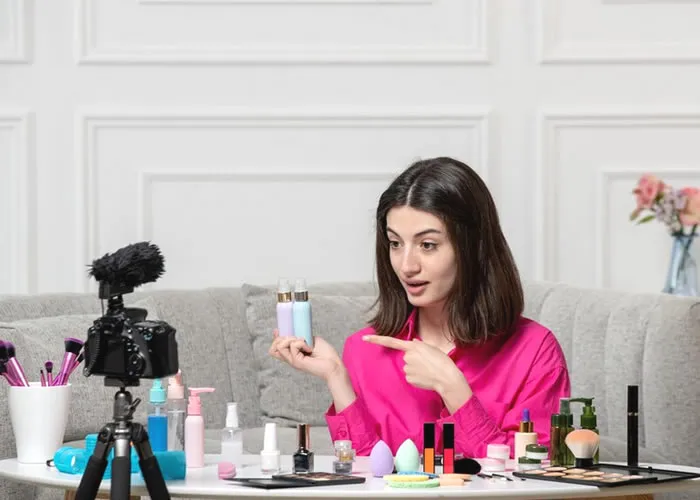 Os produtos de beleza são uma parte essencial da vida diária. Todo mundo precisa limpar, condicionar e cuidar de seus cabelos e pele. Muitas pessoas também têm olhos que precisam de creme para os olhos e óculos que precisam de limpeza. Todo mundo tem sua própria rotina de beleza pessoal que funciona para elas. Algumas pessoas gostam de comprar produtos de beleza e outras preferem fazer os seus em casa. 

Seja como for que você escolher cuidar de sua beleza natural, você encontrará muitos produtos excelentes a preços muito baixos comprando mega ofertas de produtos de beleza.

Mega ofertas de produtos de beleza são uma ótima maneira de economizar dinheiro em produtos de beleza . Muitos itens têm promoções onde você pode obter produtos incríveis a preços com grandes descontos. Por exemplo, xampus e condicionadores geralmente têm 80% de desconto nas vendas, onde você pode obter toneladas de variedades diferentes do mesmo produto.

O cuidado dos lábios também é muito popular entre muitas marcas que lançam regularmente novas fórmulas e sabores. Marcas populares de cuidados com os lábios incluem Clinique, Revlon, Philosophy e muito mais.

Especialistas em beleza recomendam economizar dinheiro não pagando o preço total por produtos de beleza caros. Em vez disso, você deve usar amostras grátis ou compras com desconto ao comprar produtos de beleza. Você poderá comprar as melhores soluções de beleza natural sem perder dinheiro em marcas caras.

Você também não precisa pagar por produtos de beleza caros,  há muito que você pode fazer sem pagar um centavo. Muitas pessoas fazem seus próprios produtos de beleza usando receitas naturais que encontram online. Outros usam maquiagem barata que já possuem para criar looks bonitos sem comprar novos cosméticos. Você também pode encontrar ótimas ofertas em cosméticos naturais visitando brechós e o eBay. A maioria desses itens é usada com cuidado e em perfeitas condições, o que os torna fontes ideais para fazer cosméticos naturais. Você pode criar seus próprios tratamentos caseiros para a pele usando mel, óleo de coco, manteiga de karité e muito mais. Tudo que você precisa é de alguns ingredientes básicos e um pouco de paciência para começar, os resultados vão impressionar seus amigos e familiares!

Mega ofertas de produtos de beleza são uma ótima maneira de economizar dinheiro em soluções de beleza natural. Muitas ofertas dão acesso a novos produtos de beleza incríveis por uma fração do preço que você pagaria em outro lugar. Alternativamente, faça seus próprios produtos de beleza usando receitas naturais ou maquiagem barata que você já tem. De qualquer forma, você encontrará toneladas de ótimas soluções de beleza a preços baixos!

, Amostra grátis boticário, Amostra grátis TOP e Amostra grátis AVON, em, Brasil