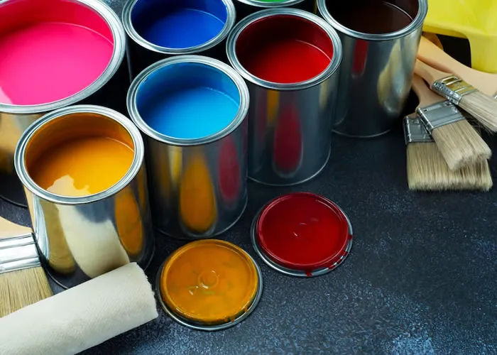 Pintar uma casa é uma parte essencial da decoração. A cada ano, os proprietários pintam suas casas com cores diferentes. No entanto, algumas pessoas optam por pintar suas casas de branco ou de uma cor clara para reduzir o brilho e o calor. Eles também escolhem cores mais claras que refletem o calor do sol para longe deles. Escolher a cor certa para pintar a casa pode tornar a casa mais convidativa e alegre.

As opções de cores variam de acordo com a localização geográfica e o status social. Por exemplo, o azul é a cor de tinta doméstica mais popular nos Estados Unidos. É também a cor nacional dos Estados Unidos e da Austrália. Azul simboliza confiança, lealdade e estabilidade em muitas culturas. Além disso, o azul inibe a agressividade e reduz o estresse; também reduz a pressão arterial e melhora a visão. Consequentemente, a escolha de uma cor de tinta para casa azul pode ter vários efeitos positivos sobre o proprietário.

-Casas pintadas em vermelho tendem a vender mais rápido do que aquelas pintadas em azul ou branco. Alguns acreditam que isso se deve à psicologia do código de cores. Algumas cores comuns de tinta vermelha para casa incluem vermelho tijolo, vermelho rubi, vermelho mogno e conhaque rubi. Além disso, algumas pessoas pintam suas casas de branco para que possam usar coberturas de luminárias para reduzir o brilho. Isso torna menos provável que potenciais compradores vejam possíveis falhas na aparência de suas casas. Além disso, as cores mais claras refletem melhor a luz do sol do que as mais escuras, o que reduz ainda mais o brilho e torna a casa mais brilhante.

, Coral Premium, Suvinil Color Friday e Promoção de tintas, em, Brasil