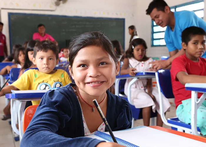 O Bndes, Banco Nacional de Desenvolvimento Econômico e Social, vai apoiar o ensino básico em diversos estados brasileiros, com destaque para os que fazem parte da Amazônia Legal. 


Projeto terá investimento de R$ 8,3 milhões na ampliação dos programas "Nosso Ensino Médio", que será implantado em oito redes de ensino estaduais, e "Itinerários Amazônicos" , que propõe a concepção, elaboração e implementação dos itinerários formativos do ensino médio com foco na região.

O projeto  terá investimento de R$ 8 milhões e 300 mil reais . 

 
Uma das frentes, com investimentos correspondentes a 70% do valor total do projeto e duração estimada de 24 meses, é o programa Itinerários Amazônicos, que propõe a concepção, elaboração e implementação dos itinerários formativos do ensino médio com foco na região , considerando a complexidade ambiental, social, histórica e cultural da região. 


A Amazônia legal é composta pelos estados do Acre, Amapá, Amazonas, Mato Grosso, Pará, Rondônia, Roraima , Tocantins e parte do Maranhão .

 

Com duração prevista de 12 meses, a outra frente consiste na ampliação do programa Nosso Ensino Médio em oito redes de ensino estaduais no Amazonas, Bahia , Minas Gerais , São Paulo , Santa Catarina , Paraná e Rio Grande do Sul e mais um Estado da Amazônia Legal a ser definido. 



A ação visa oferecer formação abrangente e continuada a professores e gestores para que as escolas se apropriem das mudanças previstas para o ensino médio no país, viabilizando a implementação dos novos currículos nas redes de ensino apoiadas., Consultoria BNDES, Financiamento estudantil e Bolsa de estudo , em, Brasil