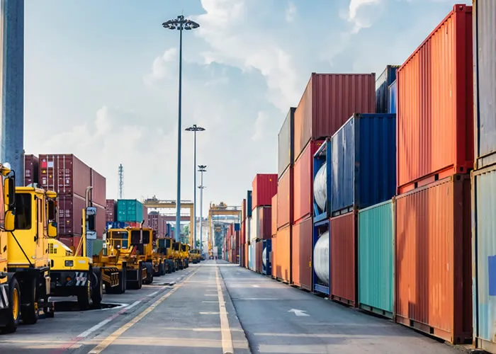 

As exportações do agronegócio atingiram US$ 10,23 bilhões em janeiro deste ano, alta de 16,5% em relação ao mesmo mês do ano passado. De acordo com a Secretaria de Comércio e Relações Internacionais (SCRI) do Ministério da Agricultura e Pecuária (Mapa), é o primeiro ano em que o valor das exportações do setor ultrapassa os US$ 10 bilhões em janeiro. As vendas externas do agronegócio representaram 44,4% do valor total exportado pelo Brasil.

Segundo a SCRI, o valor recorde ocorreu devido ao incremento dos preços médios de exportação (+10,5%) e da quantidade embarcada (+5,5%). Os produtos exportados que mais se destacaram nesse primeiro mês do ano foram o milho, as carnes (bovina, suína e de frango) e o açúcar.

As importações do agronegócio registraram US$ 1,54 bilhão em janeiro, elevação de 38,3% na comparação com janeiro de 2022 (US$ 1,12 bilhão). O valor não compreende insumos utilizados na produção agropecuária, como fertilizantes, defensivos, peças e equipamentos.

Milho - O milho, que é o principal produto de exportação do setor de cereais, farinhas e preparações, foi responsável por US$ 1,8 bilhão: incremento de 166,4% na comparação com janeiro anterior. De acordo com a SCRI, o volume exportado também foi recorde para os meses de janeiro, com 6,2 milhões de toneladas.

Alguns fatores influenciaram o resultado: ritmo lento da colheita de soja, que viabilizou a logística de transporte para o cereal; a continuidade do conflito na Ucrânia, que reduziu a produção de um importante fornecedor mundial de milho, e a demanda da China, a partir da autorização para comercialização em novembro do ano passado.

Carnes - As vendas externas de carnes atingiram quase US$ 2 bilhões, também recorde para os meses de janeiro. A carne bovina correspondeu a US$ 848 milhões e o volume exportado foi de 182 mil toneladas. A China continua como a maior importadora desta proteína, com aquisição de 57% do valor exportado (US$ 483 milhões). Outros importantes mercados foram Estados Unidos, União Europeia, Chile, Hong Kong e Egito.

A carne de frango também obteve desempenho favorável, com volume recorde e alto preço médio de exportação: US$ 839 milhões e 409 mil toneladas. Os principais destinos foram China, Japão, Arábia Saudita e Emirados Árabes.

Já a carne suína somou US$ 210 milhões, em janeiro deste ano, valor também recorde para os meses de janeiro. A China comprou mais da metade desse valor.

A forte demanda chinesa por proteína animal foi determinada pelo período de celebração do Ano Novo Lunar chinês, que se iniciou no fim de janeiro.

Açúcar - As vendas externas de açúcar totalizaram US$ 870 milhões, alta de 68%. Os destaques foram os seguintes mercados: Argélia, Nigéria, Marrocos, Egito e China.

Soja - O complexo soja (grãos, farelo e óleo) exportou US$ 1,5 bilhão, recuo de 26,6%. O setor foi influenciado pela baixa disponibilidade de soja em virtude do ritmo lento da colheita, em função do volume de chuvas. Mesmo assim, a Companhia Nacional de Abastecimento (Conab) estima uma produção recorde de 152,9 milhões de toneladas do grão, no último levantamento divulgado neste mês de fevereiro.

O volume exportado de soja em grãos ficou em 840 mil toneladas (-66%). Desse total, a China adquiriu 61% ou 509 mil toneladas. Rússia, Tailândia e Vietnã também foram grandes importadores da soja brasileira.

O farelo de soja somou US$ 765 milhões exportados e o óleo de soja, US$ 267 milhões. Ambos resultados recordes para janeiro.

Fonte: Ministério da Agricultura e Pecuária
, Desembaraço aduaneiro, Proforma Invoice e Transit Time, em, Brasil