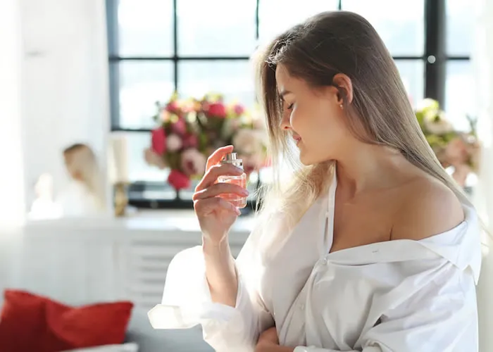 Muitas pessoas usam perfumes por longos períodos de tempo e precisam comprar novos frascos com frequência.

Os perfumes são parte integrante de nossas vidas. Nós os usamos para expressar nossas emoções, adicionar fragrância ao nosso ambiente e realçar nossa beleza. Algumas pessoas acreditam que a maneira como uma pessoa cheira é indicativa de seu caráter e bem-estar. Todo mundo usa perfume, mas quem tem renda alta costuma usar marcas mais caras. Uma razão para isso é que as marcas populares frequentemente realizam vendas em seus produtos. Isso permite que os consumidores comprem fragrâncias de luxo a preços reduzidos.

A primavera e o verão são as estações em que a maioria das pessoas compra novos perfumes. Eles também são os meses em que as vendas são mais altas. Marcas populares geralmente realizam vendas durante esses meses para promover novos produtos ou aumentar as vendas em queda. Isso permite que pessoas de baixa renda acompanhem suas preferências de perfume sem esvaziar seus bolsos. Além disso, perfumes com desconto podem ser encontrados até mesmo entre proprietários de marcas de classe alta. 

 
, Perfumes importados, Nuubu tratamento e Perfumes PokyBrasil , em, Brasil