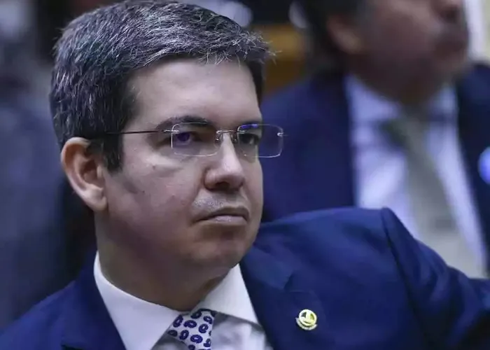 Nesta quinta feira o senador Randolfe Rodrigues, líder do governo no congresso anuncio a sua saída do partido Rede Sustentabilidade, partido ao qual estava filiado desde 2015. Em comunicado interno a integrantes da legenda, ele informou que a decisão é em caráter irrevogável.

O mesmo vem namorando o retorno ao governo do PT, que pretende ainda  sua filiação nas próxima semana., Cotação dolar, Inscrição CIEE e Vagas de emprego, em, Brasil