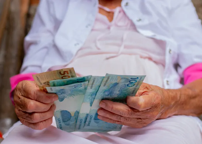 O reajuste do salário mínimo foi fixado de R$ 1.518, aumento de R$ 106 em relação ao de 2024. Para os aposentados que recebem benefícios indexados ao mínimo, isso significa um incremento imediato na renda, uma esperança em tempos de pressão inflacionária., Aposentados, Planejamento financeiro e Previdência Social, em, Brasil