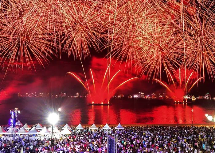 A Prefeitura de Manaus divulgou a programação completa do Réveillon 2025, que contará com celebrações em três pontos estratégicos da cidade: a Praia da Ponta Negra, o Parque Amazonino Mendes e a Orla do Amarelinho. 

A festa promete reunir milhares de pessoas com shows gratuitos e uma estrutura preparada para garantir a diversão de jovens, adultos e idosos., Shows na Ponta Negra, Programação de Réveillon e Festa de Ano Novo, em, Brasil