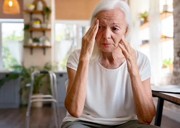 O tratamento do Alzheimer é medicamentoso e os pacientes têm à disposição a oferta de medicamentos capazes de minimizar os distúrbios da doença, que devem ser prescritos pela equipe médica. O objetivo do tratamento medicamentoso é, também, propiciar a estabilização do comprometimento cognitivo, do comportamento e da realização das atividades da vida diária (ou modificar as manifestações da doença), com um mínimo de efeitos adversos.

Por isso, no âmbito do Ministério da Saúde, está disponível nas unidades de saúde de todo o país, o medicamento Rivastigmina adesivo transdérmico para o tratamento de demência para Doença de Alzheimer. Este tratamento está previsto no Protocolo Clínico e Diretrizes Terapêuticas (PCDT) desta condição clínica, que além do adesivo, preconiza o uso de medicamentos como:

    Donepezila;
    Galantamina;
    Rivastigmina;
    Memantina.

A rivastigmina já era oferecida por via oral, porém tinha o inconveniente de causar alguns desconfortos gastrointestinais no paciente, como náusea, vômito e diarreia. Para tentar diminuir esses efeitos indesejáveis, foi incorporada essa nova apresentação, que será indicada pelo médico que acompanha o paciente. Além disso, os pacientes com Alzheimer, podem tomar mais medicamentos ou menos que a quantidade prescrita, devido ao esquecimento., diagnóstico de doenças neurológicas, Clínica canábica e Taratar esquecimento, em, Brasil