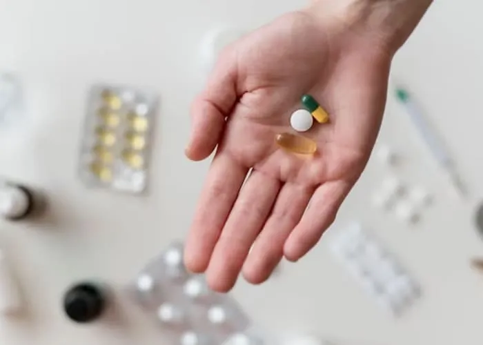 A farmacocinética abrange os processos como absorção, distribuição, metabolismo (ou biotransformação) e excreção. Aqui você tem uma visão geral desses quatro processos na farmacocinética.


Absorção

Absorção refere-se à entrada do medicamento no organismo a partir do local de administração (como o trato gastrointestinal após administração oral ou diretamente na corrente sanguínea após administração intravenosa).

Fatores influentes na absorção: A velocidade e extensão da absorção podem ser afetadas por vários fatores, incluindo a forma farmacêutica do medicamento, a via de administração, a presença de alimentos no trato gastrointestinal, entre outros.



Distribuição

Distribuição refere-se à disseminação do medicamento pelos tecidos do corpo após ter sido absorvido na corrente sanguínea.

Fatores influentes na distribuição: A distribuição é influenciada pela afinidade do medicamento pelos tecidos, o fluxo sanguíneo para esses tecidos e as características físico-químicas do medicamento.



Biotransformação (Metabolismo).

Biotransformação é o processo pelo qual o organismo modifica a estrutura química do medicamento. Isso ocorre principalmente no fígado, mas também em outros tecidos.
Fatores influentes na biotransformação: Enzimas hepáticas desempenham um papel crucial na metabolização dos medicamentos. Algumas substâncias tornam-se mais ativas após o metabolismo (metabolitos ativos), enquanto outras são inativadas.



Excreção

Excreção refere-se à remoção do medicamento ou de seus metabólitos do organismo, geralmente pelos rins (excreção renal), mas também através do fígado (excreção biliar) e outros mecanismos.
Fatores influentes na excreção: A taxa de filtração glomerular renal é um fator importante na excreção renal. Medicamentos lipossolúveis podem ser excretados no leite materno ou acumular-se em tecidos adiposos., University of California, School of Pharmacy e Faculdade enfermagem, em, Brasil