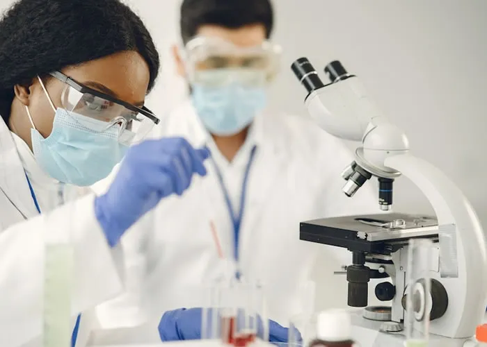 A Medida Provisória 1136/2022, editada pelo governo federal nessa segunda-feira (29), apresenta novas regras para a aplicação dos recursos do Fundo Nacional de Desenvolvimento Científico e Tecnológico (FNDCT). Em 2021, o Congresso Nacional vetou o contingenciamento de recursos das fontes vinculadas ao fundo. No entanto, a MP retira da lei essa proibição e estabelece limites anuais para a aplicação desses recursos em despesas.

Pelos termos da medida provisória, a utilização de 100% só poderá ser alcançada em 2027. Para 2022, o limite é de R$ 5,555 bilhões. Já nos próximos anos, o limite é um percentual do total da receita prevista no ano: 58% em 2023, 68% em 2024, 78% em 2025, 88% em 2026 e 100% em 2027.

Para o coordenador-geral do Instituto Legislativo Brasileiro, do Senado Federal, Luis Fernando Pires Machado, a reversão do atual cenário de bloqueios no investimento em pesquisa é importante para a garantia da soberania do país. “Há necessidade de reverter esses bloqueios para salvar a ciência brasileira. É uma questão de soberania nacional. Essa questão é bem globalizada, mas a reação das entidades científicas à redução do orçamento vai depender de qual tipo de mecanismo vai usar para efetivar o corte”, diz. 

A Confederação Nacional da Indústria (CNI) se posicionou contrariamente ao corte dos recursos pela medida provisória, alertando para os riscos da redução do orçamento para projetos de pesquisa e desenvolvimento (P&D) importantes para o país.

“A proposta retira recursos para a ciência não só em 2022, como para os próximos anos. Investir em inovação não é uma opção, é obrigação para os países desenvolverem suas economias e serem competitivos. Com medidas como esta, o Brasil não está seguindo as melhores práticas, reconhecidas mundialmente, para se tornar mais inovador”, afirmou o presidente da CNI, Robson Braga de Andrade. 
FNDCT

O FNDCT foi criado em 1969 com o intuito de financiar a inovação e o desenvolvimento científico e tecnológico. Com o tempo, o fundo passou a ser de natureza contábil e financeira, por meio da sanção da Lei Complementar 177/2021. Os recursos são operados pela Financiadora de Estudos e Projetos (Finep). Entre 1999 e 2019, o FNDCT arrecadou R$ 62,2 bilhões, mas, historicamente, os recursos sofrem bloqueios e são utilizados pelo governo para outras finalidades. 

O fundo é a principal fonte de recursos para Ciência, Tecnologia e Inovação no Brasil. Em junho, sob a justificativa de evitar um estouro do teto de gastos do orçamento federal, a equipe econômica bloqueou 55% dos recursos para serem investidos em pesquisa neste ano. De um total de R$ 4,5 bilhões de verba não reembolsável disponível no orçamento do fundo, apenas R$ 2 bilhões poderão ser efetivamente empenhados. 

A área da Ciência, Tecnologia e Inovação (CT&I) no Congresso Nacional até havia conseguido uma vitória, com a retirada do artigo do PLN 17/22 que autorizava a redução de verbas do Fundo Nacional de Desenvolvimento Científico e Tecnológico (FNDCT), mas a MP trouxe de volta o cenário de incerteza.

Para a diretora da Sociedade Brasileira para o Progresso da Ciência (SBPC) e professora da Universidade Federal de Campina Grande, Francilene Procópio Garcia, o Brasil precisa ir além da garantia de recursos. “É preciso que o Brasil dê um salto maior e estabeleça uma política de estado, que assegure não apenas investimento, mas educação de qualidade, acessível e inclusiva”, finaliza.  
, Recursos tecnológicos, Cursos de Especialização e Bolsa estudo Japão, em, Brasil