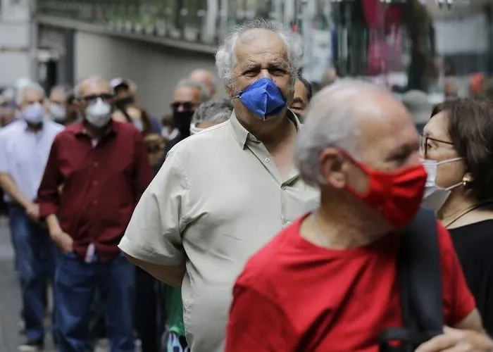 O Brasil enfrenta um acelerado processo de envelhecimento populacional. Segundo dados do IBGE, a população com 60 anos ou mais representa cerca de 15 por cento dos brasileiros e deve dobrar até 2050. Esse fenômeno é impulsionado pela redução das taxas de natalidade e o aumento da expectativa de vida, que hoje é superior a 75 anos. 

Com isso, surgem desafios para garantir qualidade de vida aos idosos, como o fortalecimento das políticas de saúde, a ampliação de serviços sociais e a promoção da inclusão social. Termos como qualidade de vida para idosos, políticas de envelhecimento e assistência ao idoso tornam-se essenciais no debate público.

FOTO: ROBERVALDO ROCHA / CMM, Inclusão digital , Acessibilidade na saúde e Futuro do envelhecimento, em, Brasil