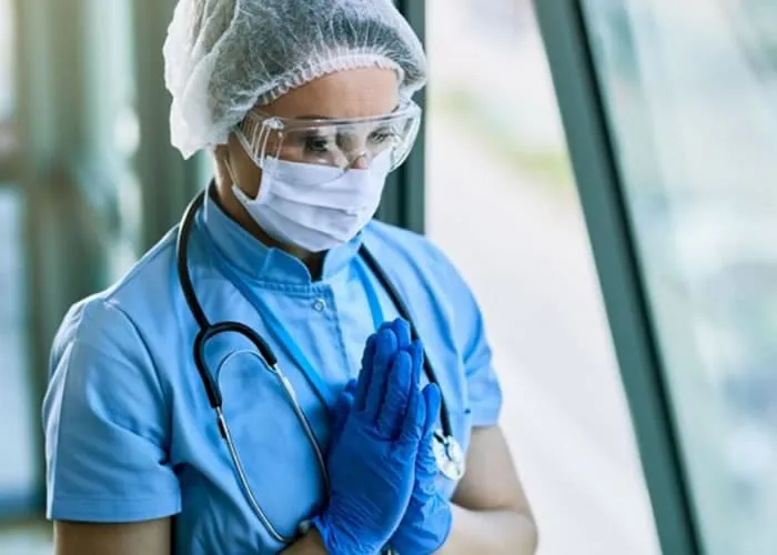 A infecção hospitalar, também conhecida como infecção associada à assistência à saúde (IAAS), é um problema sério que pode afetar a saúde dos pacientes. Ela ocorre quando um paciente adquire uma infecção durante o período em que está recebendo cuidados médicos em um ambiente hospitalar. Isso pode acontecer devido a vários fatores, incluindo:

Micro-organismos resistentes a antibióticos: Em ambientes hospitalares, podem ocorrer infecções causadas por bactérias resistentes a antibióticos, como as superbactérias.

Procedimentos invasivos: Cirurgias, cateteres urinários e intravenosos aumentam o risco de infecções, pois os germes podem entrar no corpo durante esses procedimentos.

Contaminação ambiental: Hospitais podem ser locais propícios para a disseminação de infecções devido à presença de muitos pacientes doentes e pessoal médico em constante movimento., Bolsa enfermagem, Bolsa medicina e Vagas enfermeiro, em, Brasil