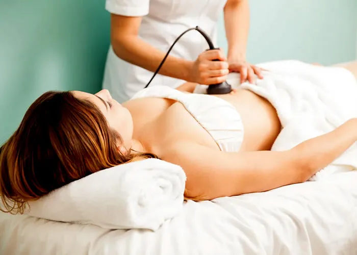 

    Lu Explica
    Saúde e Cuidados Pessoais

Termoterapia estética: o que é?

Eu te explico pro que serve e como pode ajudar!

A+
A-


Gente, a termoterapia estética é um tratamento que usa o calor pra facilitar a ação dos cosméticos e dermocosméticos na pele, viu? E isso ajuda bastante, por exemplo, na redução de medidas, no combate à celulite e na diminuição da retenção de líquido no corpo. Quer saber mais sobre ela? Vem comigo que eu te conto!


Como é a termoterapia estética?


A termoterapia estética é feita de dois jeitos, por aparelhos de radiofrequência e com a aplicação de mantas térmicas, tá? E vale a pena conhecer as diferenças!


Na termoterapia estética com mantas térmicas a pele é preparada antes, passando por limpeza e esfoliação pra tirar qualquer restinho de sujeira.


Daí, é colocado o gel ideal pro tratamento, como pra acabar com celulite, e muitas vezes a região do corpo fica enrolada numa camada de filme plástico pra abafar. O que já começa a criar calor! Daí chega a manta térmica que atinge, no máximo, uns 40 graus pra agilizar a queima de gordura.


O legal é que dá pra encontrar mantas que cobrem todo o corpo, e menores pra regiões como a perna, coxas, braços, bumbum e barriga. Sem falar nos modelos faciais, ótimas pra diminuir ruguinhas e tratar da acne.

Termoterapia por radiofrequência: dura menos de 15 minutos


Pra termoterapia estética por radiofrequência, a pele é limpa com água e sabonete ou mesmo óleo de limpeza.


Depois, é hora de espalhar vaselina na área que vai ser tratada, ou gel de condução se for no rosto. E com o aparelho na direção da pele começam os disparos de radiofrequência!


O legal é que, assim como nas mantas térmicas, a radiofrequência não é nada invasiva. Ou seja, não deixa a pele vermelha, com marcas, furos ou cortes, e dura em média 14 minutos. Aí sim, hein?


Quantas sessões de termoterapia fazer?


A termoterapia estética é rápida, eficaz e os efeitos dependem do tipo da técnica. Por exemplo, com a manta térmica é preciso uma sessão por semana, com três no total pra trazer resultados.


E se for um tratamento localizado, geralmente de uma a duas sessões por semana é o ideal. Outro detalhe é que demora entre vinte minutos e uma hora cada aplicação com a manta.


Já pra termoterapia estética com radiofrequência, é de três a dez sessões que o corpo mostra uma diferença. E as aplicações duram de vinte a quarenta minutos, com apenas uma manutenção anual.


Ah, e a termoterapia com manta pode ser feita por esteticistas, dermatologistas e fisioterapeutas. Agora, a radiofrequência é acompanhada por dermatologistas e fisioterapeutas experientes e treinados., Criolipólise convencional, Beauty shape duo e Derma beauty, em, Brasil