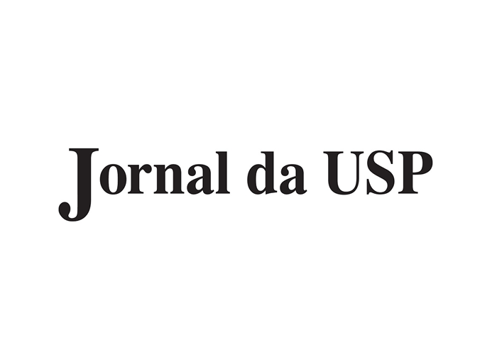 Profissionais da saúde que trabalham à noite têm risco aumentado para sobrepeso e obesidade

Os principais fatores associados a essa condição são a má alimentação, a privação de sono – que leva à desregulação hormonal – e o sedentarismo

  
Os mecanismos que ligam o trabalho por turnos à obesidade ainda não são totalmente compreendidos. No entanto, as alterações comportamentais causadas por esse tipo de trabalho estão associadas ao desequilíbrio metabólico, levando ao ganho de peso e obesidade.

O trabalho noturno ou em escala rotativa (12×36) traz repercussões negativas à vida dos profissionais da área da saúde, sobretudo aos enfermeiros que formam a maior parte dessa categoria. Uma pesquisa da USP mostra que jornadas de trabalho irregulares e prolongadas são fatores de risco para aumento da obesidade e do sobrepeso. O estudo também apontou os elementos envolvidos nessa condição: a privação do sono, o sedentarismo e a má alimentação.

“A privação ou a falta de rotina do sono ao qual esses profissionais são submetidos pode levá-los a ter uma disfunção do ciclo circadiano, que é a desregulação do ritmo com que o organismo realiza suas funções ao longo do dia. Ao amanhecer, a claridade estimula a liberação do cortisol, hormônio que nos deixa despertos; ao anoitecer, o escuro induz a produção da melatonina, que nos leva ao sono e ao relaxamento”, explica ao Jornal da USP Maria Gabriela Tavares Amaro, aluna do curso de medicina da Faculdade de Odontologia de Bauru (FOB) da USP e autora da pesquisa de iniciação científica.

O médico endocrinologista Carlos Antonio Negrato, orientador da pesquisa e professor do curso de medicina da FOB, explica que a obesidade é multifatorial (possui aspectos genéticos, metabólicos, sociais, psicológicos e ambientais) e é considerada um dos mais graves problemas de saúde pública do mundo. Pessoas com o Índice de Massa Corporal (IMC) elevado (igual ou maior que 25 para sobrepeso, e igual ou maior que 30 para obesidade) são mais propensas a comorbidades como doenças cardiovasculares, dislipidemia (colesterol e triglicérides altos), distúrbios respiratórios e musculoesqueléticos, demência, diabetes mellitus tipo 2 e alguns tipos de câncer. O IMC é calculado dividindo o peso da pessoa (em quilos) pela altura (em metros) ao quadrado. Segundo Negrato, a pesquisa revisional procurou detectar um dos possíveis fatores ambientais envolvidos na gênese da obesidade.

De acordo com dados da Associação Brasileira para o Estudo da Obesidade e Síndrome Metabólica (Abeso), no Brasil, a ocorrência da obesidade aumentou cerca de 72% nos últimos treze anos, saindo de 11,8%, em 2006, para 20%, em 2019. Estima-se que, em 2025, em todo o mundo, deverá haver 2,3 bilhões de adultos acima do peso, sendo 700 milhões de pessoas obesas, com IMC acima de 30.

Desequilíbrio metabólico

A pesquisa foi realizada a partir de uma revisão de literatura de artigos científicos acerca do tema e analisados por pesquisadores da FOB. Os resultados encontrados foram relatados no artigo Prevalence of overweight and obesity among health professionals with shift work schedules: A scoping review, publicado em fevereiro de 2023 na The Journal of Biological and Medical Rhythm Research.

Segundo o estudo, os mecanismos que ligam o trabalho por turnos à obesidade ainda não são totalmente compreendidos. No entanto, as alterações comportamentais causadas por esse tipo de trabalho – como privação do sono, sedentarismo, exposição à luz artificial, horários irregulares das refeições, dessincronização do ciclo circadiano e outros hábitos não saudáveis – estão associadas ao desequilíbrio metabólico, levando ao ganho de peso e obesidade.

“Ter o conhecimento de que o trabalho exercido em turnos pode levar à obesidade nos faz pensar em meios que possam amenizar o impacto desse problema, propondo às empresas e funcionários o desenvolvimento de programas de cuidados e de qualidade de vida, como a conscientização e reeducação alimentar e a inclusão de atividade física dentro e fora do ambiente de trabalho”, diz Maria Gabriela.



, Carreira Promissora em Enfermagem, Enfermagem em Atenção Primária e Saúde com Ênfase na Prática Clínica