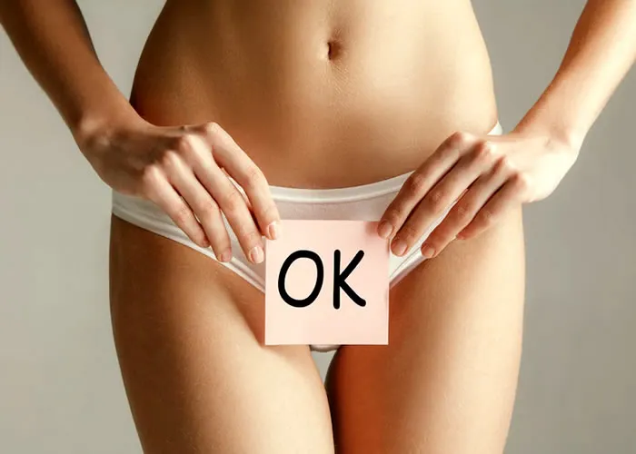 As cirurgias genitais estão entre os procedimentos cirúrgicos mais comuns realizados em mulheres. A anatomia genital feminina consiste em duas partes primárias - a genitália feminina externa e interna. A parte externa é comumente chamada de lábios e a parte interna é chamada de vulva. Entre essas duas partes é onde se encontra o sistema reprodutor feminino. 

A cirurgia genital feminina é realizada para alterar essas partes da anatomia feminina. Isso inclui procedimentos como labioplastia, redução dos pequenos lábios e aumento do clitóris. A cirurgia íntima feminina pode ser classificada de várias maneiras, incluindo modificação genital feminina, correção genitopélvica feminina, cirurgia genitopélvica e feminina  rejuvenescimento da área genital feminina. Essas cirurgias geralmente são realizadas para melhorar a experiência sexual da mulher e reduzir o desconforto.

O que é a cirurgia íntima feminina? Em geral, este termo refere-se a qualquer procedimento cirúrgico realizado na genitália de uma mulher. No entanto, essas cirurgias podem ser categorizadas com base em procedimentos estéticos, higiênicos ou reconstrutivos. Essas categorias ajudam os médicos a entender o resultado desejado para cada tipo de cirurgia e quais partes da anatomia exigirão tratamento adicional após a operação.

Alguns exemplos de cirurgias genitais femininas populares são a labioplastia, rejuvenescimento vaginal e reconstrução da vulva e vagina. Essas cirurgias geralmente são realizadas por oncologistas ginecológicos, mas também podem ser feitas por cirurgiões gerais com treinamento adequado nesta área de especialidade.


, Cirurgia estética genital , Fazer labioplastia e Reconstrução vaginal, em, Brasil