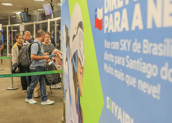 Os viajantes que partem do Aeroporto Internacional de Brasília – Presidente Juscelino Kubitschek agora têm uma nova e acessível opção para voar diretamente para Santiago, no Chile. Nesta quarta-feira (19), o Governo do Distrito Federal (GDF), a Inframerica e a companhia aérea Sky Airline lançaram, oficialmente, o primeiro voo direto low cost com destino à capital chilena.

Os voos da companhia aérea, a primeira de baixo custo da América do Sul, ocorrerão às quartas e sextas-feiras e aos domingos, partindo de Brasília, sempre às 18h40. O trajeto será realizado por meio do moderno Airbus A320neo – aeronave com capacidade para até 186 passageiros. A operação está prevista para durar durante a alta temporada de inverno no país vizinho, entre os meses de junho e setembro., Viagem Chile, Conheça Chile e Turismo Chile, em, Brasil