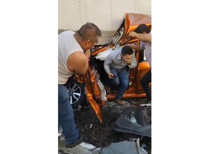 Um grave acidente destruiu um veículo, que trafega em uma estrada, ao mesmo foi surpreendido por um caminhão na traseira que fez com que o veiculo fosse arremessado contra outro caminhão. , Tabela FIPE, Seguro de veículos e Leilão de veículos, em, Brasil