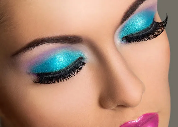 Os cosméticos têm uma história antiga; cosméticos também mudaram ao longo do tempo. O conceito de beleza vem mudando ao longo da história, assim como as maneiras pelas quais as mulheres tentaram parecer mais atraentes.

Celebridades femininas usam maquiagem e outros cosméticos para melhorar sua aparência. Além disso, as mulheres que querem ser modelos usam maquiagem para aperfeiçoar seus traços. Muitas mulheres também usam cosméticos para realçar sua beleza natural. Por exemplo, muitas mulheres aplicam maquiagem para realçar sua beleza natural.

Algumas mulheres usam maquiagem para parecerem mais atraentes ou mais sexy. Outras usam maquiagem para cobrir imperfeições que não gostam de olhar, como pele seca e descolorida.

Os antigos gregos acreditavam que os cosméticos ajudavam na beleza. Usavam óleos e cremes com reflexo de luz para melhorar a aparência. Eles também usaram sombra para acentuar os olhos e criar uma aparência mais agradável. Além disso, eles aplicaram uma fina camada de cera nos dentes para criar uma aparência mais perfeita. Os antigos também acreditavam que o uso de dentes falsos ajudava a parecer mais bonito. Eles também praticavam odontologia, que agora é conhecida como odontologia estética. Além disso, eles praticavam a depilação facial e outros pêlos do corpo para obter a aparência mais bonita possível.

Desde os tempos antigos até o presente, as mulheres têm usado maquiagem para ficarem bonitas e realçar suas feições. Os antigos egípcios usavam maquiagem para fins artísticos; no entanto, o primeiro uso documentado de maquiagem na arte é do faraó da primeira dinastia egípcia, de cerca de 3000 a.C. 

A partir desse momento, as mulheres usaram cosméticos para fins artísticos e de entretenimento,  não para fins de vaidade ou atração. Na Inglaterra elisabetana, as mulheres usavam tintas à base de chumbo branco para colorir a pele. Eles também usavam chumbo branco para sobrancelhas e montavam com uma pena ou escova para pentear o cabelo. Além disso, o chumbo branco também foi usado para clarear os dentes.

Os cosméticos tornaram-se populares entre as classes sociais mais baixas na Europa no final do século XVIII, à medida que os meios de comunicação de massa gravados se tornaram populares entre a população em geral. Inicialmente, isso significava periódicos impressos, mas em 1805, a primeira revista especificamente voltada para a moda feminina foi lançada em Londres. Chamava-se The Ladies Magazine and Literary Review e foi publicado mensalmente até 1858, um total de quarenta e oito edições! A mulher moderna usa cosméticos para melhorar seu bem-estar e autoestima. Por exemplo, muitas garotas usam maquiagem como ferramenta social quando são mais jovens. Ao aplicar maquiagem em seus rostos e se tornar mais atraentes, eles se sentem mais à vontade com os outros e se sentem melhor consigo mesmos.

A idéia de que a beleza está na mente foi comprovada ao longo da história pelo esforço que as pessoas fizeram para parecerem bonitas ou mais atraentes. As pessoas usam cosméticos há milhares de anos para ficarem mais bonitas ou mais sexy. Cosméticos agora são usados por celebridades, modelos, atrizes e outras mulheres que querem ficar bonitas ou melhorar sua aparência com maquiagem. 

Cosméticos são produtos que podem fazer você se sentir melhor consigo mesmo; Além disso, a aplicação de cosméticos pode ajudá-lo a criar ilusões realistas de beleza que você deseja possuir dentro de si naturalmente e externamente por meio de mídias como revistas ou feeds de mídia social.
, Compre e ganhe cosméticos , Feito pra você e Perfumes importados, em, Brasil