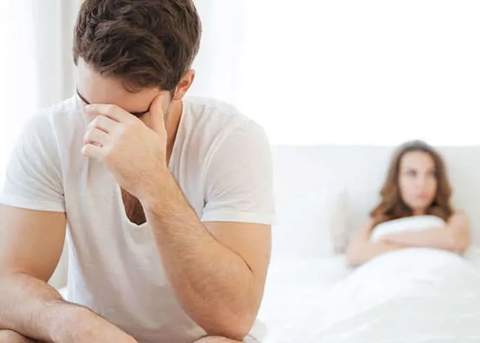 Uma mulher decidiu compartilhar sua história no Reddit depois que “o feitiço virou contra o feiticeiro”. Segundo ela, seu marido tem o hábito de fingir estar doente para sair mais cedo ou não comparecer a compromissos de família, e insiste em levá-la para casa junto com ele em todas as vezes, a impedindo de aproveitar os eventos. 

Conforme sua publicação, a mulher explica que seu marido, Tom, geralmente começa a fingir algum sintoma físico quando fica entediado em um evento ou quando ele encontra alguém de quem não gosta.

“Ele não diz abertamente, mas finge ficar doente, geralmente dor de cabeça ou de estômago, e me força a ir para casa com ele. Assim que saímos, ele magicamente volta ao normal e toda dor desaparece”, conta a mulher.

Após diversas conversas, ele finalmente admitiu que isso era uma “estratégia” para sair mais cedo de lugares em que ele não queria estar. “Acontece com muita frequência e eu sempre fico preocupada e acabo caindo nessa”.

Por conta disso, a mulher afirma que seu relacionamento com familiares e amigos está abalado. Apesar de ela insistir a ele para “não ir” ou “sair sozinho”, ele continua falando que se ela não “assumir seu papel e acompanhá-lo a história não dará certo”.

“Disse a ele que isso não era mais um problema meu e que, da próxima vez, ele deverá se virar sozinho”, conta.

As coisas saíram do controle

Segundo ela, as coisas pioraram de vez durante o aniversário de 18 anos de sua irmã caçula. A princípio eu marido disse que não iria ao aniversário e pediu a ela para não ir pois ele “estava se sentindo doente”. “Disse a ele que eu iria de toda forma e que se ele quisesse, ele poderia ficar em casa. Ele decidiu ir”.

Após chegarem na comemoração, levou apenas 15 minutos para o homem se aproximar dela e afirmar que estava se sentindo enjoado e que queria ir para casa.

“Achei que ele estava apenas entediado e fingindo estar doente de novo e disse a ele que não iria e que ele precisava parar de agir assim porque era o aniversário da minha irmã. Ele jurou que estava doente, mas eu não acreditei”, conta.

Ela então explica que durante no jantar ele ficou olhando de forma desagradável em sua direção e, enquanto todos estavam comendo, ele começou a se mover na cadeira até que caiu para o lado e começou a vomitar.

“Todos se levantaram imediatamente e meus pais foram ajudá-lo. Ele então começou a gritar que tinha me avisando que estava doente e que eu não tinha acreditado nele. Todos me culparam e me julgaram”. 

Me senti envergonhada, culpada e constrangida e depois fui repreendida pela minha família que me acusaram de ser negligente. Meu marido agora me culpa por ter arruinado a festa da minha irmã”, finaliza a mulher.

Para os usuários do Reddit, foi apenas mais uma mentira do marido dela de forma a envergonhá-la: “Quando pessoas realmente ficam doentes elas procuram por um banheiro ou lugar para vomitar se precisarem. Ele fez isso de propósito para te envergonhar na frente dos seus familiares como forma de te punir”.

“Ele está fazendo isso para te afastar da sua família e amigos! Ele é que está agindo feito um idiota”, comentou outra., Maca Peruana, Benefícios da Maca e Maca Peruana Em Pó, em, Brasil