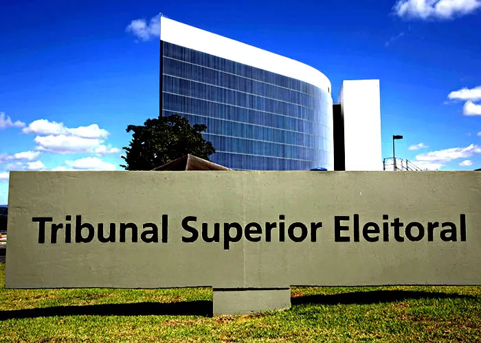 Após ser exonerado do cargo de assessor de gabinete da Secretaria Judiciária da Secretaria-Geral da Presidência do TSE, Alexandre Gomes Machado procurou a Polícia Federal (PF) para prestar depoimento. Segundo a CNN apurou, o servidor cuidava do pool de emissoras e rádios. O setor é responsável pela coordenação do pool de emissoras que transmitem a propaganda eleitoral em rádio e TV.

No depoimento, Machado afirma ter sido demitido trinta minutos depois de ter enviado um e-mail para a chefe de gabinete do secretário-geral da Presidência do TSE.

Segundo o servidor, não foi informado o motivo da exoneração e que decidiu comparecer à PF por ter se sentido vítima de abuso de autoridade e por temer por sua integridade física.

“Até a data de hoje estava ocupando a função de assessor do gabinete da Secretaria Judiciária do TSE; que na data de hoje, sem que houvesse nenhum motivo aparente, foi exonerado do cargo e conduzido por seguranças para o exterior do tribunal, tendo ainda que entregar seu crachá de servidor. Que acredita que a razão da sua exoneração seja pelo fato de que desde o ano de 2018 tenha informado reiteradamente ao TSE de que existem falhas de fiscalização e acompanhamento na veiculação de inserções da propaganda eleitoral gratuita. que a fiscalização seria necessária para o fim de saber e as propagandas de fato estariam sendo veiculadas”, diz Machado no depoimento.

Ainda à PF, Machado disse ainda, “especificamente na data de hoje, na condição de coordenador do pool de emissoras do TSE, recebeu um e-mail emitido pela emissora de rádio JM On Line na qual a rádio admitiu que, dos dias 7 a 10 de outubro, havia deixado de repassar em sua programação 100 inserções da Coligação Pelo Bem do Brasil, referente ao candidato Jair Bolsonaro.”

Em seu depoimento, Machado afirma ter comunicado o “fato para Ludmila Boldo Maluf, chefe de gabinete do secretário-geral da Presidência do TSE, por meio de e-mail; que cerca de trinta minutos após esta comunicação foi informado, pelo seu chefe imediato, de que estava sendo exonerado”, diz Machado.

O setor que o servidor trabalhava é responsável pela coordenação do pool de emissoras que transmitem a propaganda eleitoral em rádio e TV. O servidor cuidava do pool de emissoras e rádios.

Alexandre Machado ocupava o cargo do qual foi exonerado no TSE desde abril deste ano. Anteriormente, ele já havia trabalhado no Tribunal Regional Eleitoral do Distrito Federal (TRE-DF) e no Tribunal Superior do Trabalho (TST).

Na noite de terça-feira (25), a campanha do presidente Jair Bolsonaro (PL) encaminhou ao TSE nova manifestação com mais informações sobre a denúncia de que estaria sendo prejudicado nas inserções. Segundo relatório entregue pelo QG de Bolsonaro à Justiça Eleitoral, foram pelo menos 700 inserções a menos no segundo turno.

Em nota, o TSE afirmou que a exoneração “faz parte das alterações que o presidente da corte, Alexandre de Moraes, tem promovido em sua equipe após assumir o cargo”. Em seu site, o tribunal informou que “compete às emissoras de rádio e de televisão cumprirem o que determina a legislação eleitoral sobre a regular divulgação da propaganda eleitoral durante a campanha.

A CNN entrou em contato com a rádio JM ON LINE e aguarda retorno. A CNN também tenta contato com Ludmila Boldo Maluf.

Em reposta à CNN, Machado disse que “estão tentando criar uma cortina de fumaça” sobre a exoneração., Empréstimo cartão, Abrir conta online e Pedir cartão crédito, em, Brasil
