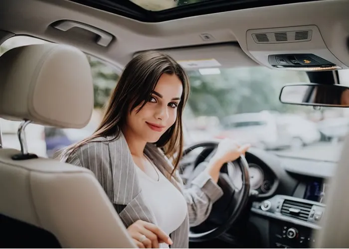 Concessão de desconto no pagamento anual do Imposto sobre Propriedade de Veículos Automotores - IPVA para os condutores responsáveis no trânsito e que não apresentem infrações de trânsito recentes.

Detalhamento

O desconto do IPVA (Bom Condutor) será de até 20%, observado o seguinte escalonamento:

I - 10% (dez por cento) no caso de não ter cometido infração de trânsito no exercício anterior;

II - 15% (quinze por cento) no caso de não ter cometido infração de trânsito nos últimos dois exercícios;

III - 20% (vinte por cento) no caso de não ter cometido infração de trânsito nos últimos três exercícios.

O desconto somente será concedido a um único veículo por condutor habilitado, pessoa física, residente no Estado.

O benefício deve ser solicitado anualmente pelo condutor, até 30 (trinta) dias antes do vencimento do imposto, sendo cumulativo com o desconto para pagamento à vista e o parcelamento do pagamento do IPVA.

Como proceder (passo a passo) para solicitar o serviço?

Protocolo Virtual:

1) Clicar na imagem da moça na acima;

2) Entrar com login e senha da Nota Fiscal Amazonense ou por meio de certificado digital; (Se você ainda não tem acesso ao programa da Nota Fiscal Amazonense.

3) Anexar a documentação necessária, no formato PDF, e clicar na opção: "Assinar Documentos e Gerar Processo".

OBS: Você também poderá acessar o “Protocolo Virtual” pelo link localizado no site da Secretaria do Estado da Fazenda.

Para maiores informações visualizar o Manual de Uso do Protocolo Virtual.

Atendimento Presencial:

1) Efetuar o pagamento da Taxa de Expediente (código 3573) no valor de R$ 2,50; 

2) Comparecer à Central de Atendimento ao Contribuinte - CAC/ SEFAZ ou Postos e Agências de Arrecadação da SEFAZ,  com a documentação necessária. 
Documentação necessária

    Requerimento (dirigido ao Chefe do DEARC);

    Comprovante de pagamento da Taxa de Expediente (código 3573) no valor de R$ 2,50; 

    Certificado de Registro e Licenciamento do Veículo - CRLV;
    
    Carteira de Habilitação - CNH;

    Documento de Identificação (RG, CPF, CNPJ, etc);

    Comprovante de Residência;

    Tela da consulta do site do Departamento Estadual de Trânsito do Amazonas – DETRAN/AM contendo a pontuação do condutor nos últimos 03 (três) exercícios;
 
    Certidão Negativa de Multa emitida pelo DETRAN/AM ou tela da consulta on-line de multas do veículo fornecida pelo site deste órgão; 

    Certidão de “Nada Consta” de Multas, fornecida pelo Departamento de Polícia Rodoviária Federal referente à placa do veículo a ser beneficiado; 

    Tela da consulta de multa on-line fornecida pelo site do Instituto Municipal de Engenharia e Fiscalização do Trânsito – Manaustrans; 

    “Nada Consta” emitido pelo órgão municipal de trânsito do Município do interior em que estiver registrado o veículo, se for o caso;

    Certidão Negativa de Débitos de não contribuinte fornecida pela SEFAZ.

, Desconto IPVA, Tabela FIPE e Leilão de motos, em, Brasil