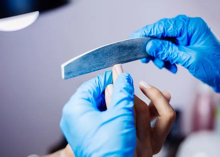

O objetivo de preservar sua aparência natural para fins de velório ou enterro. Ela envolve uma série de procedimentos realizados por profissionais especializados, conhecidos como tanatopraxistas. 

Veja aqui estão algumas informações adicionais sobre os procedimentos envolvidos:

Assepsia

O primeiro passo é a limpeza do corpo para remover qualquer sujeira, fluidos corporais e bactérias que possam estar presentes. Isso é feito com produtos de limpeza especiais e técnicas adequadas para evitar contaminação.


Injeção de Fluidos Conservantes

Após a limpeza, são injetados fluidos conservantes no corpo. Esses fluidos são compostos por uma mistura de substâncias químicas, como formaldeído, álcool e fenol, que retardam o processo de decomposição e ajudam a preservar os tecidos.


Maquiagem e Arrumação

Uma vez que o corpo tenha sido preparado internamente, os tanatopraxistas podem aplicar maquiagem para restaurar a cor natural da pele e corrigir quaisquer imperfeições visíveis. Eles também podem arrumar o cabelo e as roupas do falecido para uma apresentação mais digna durante o velório.


Estamos sempre pronto para lhe atender com atendimento personalizado 24 horas em Manaus, no telefone whatsApp 92 99376-2805 Márcio Lopes.
, Manaus Tanatopraxia, Prática tanatopraxia e Marcio Lopes - Tanatopraxia, em, Brasil