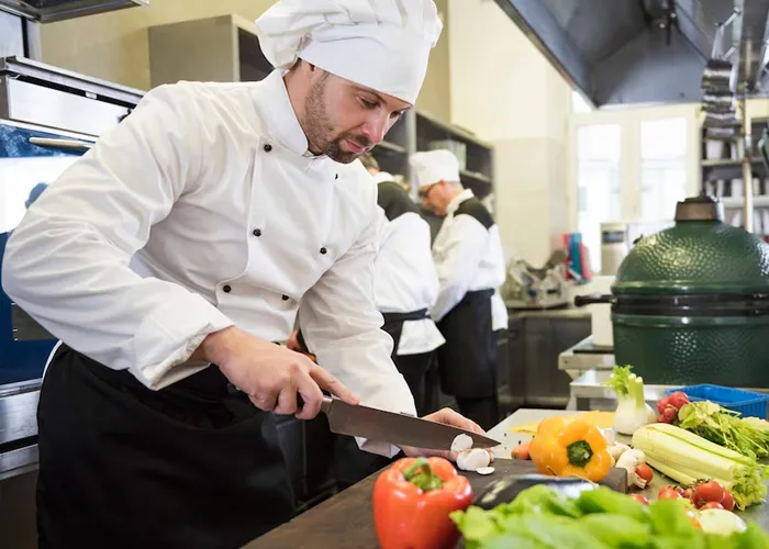Escolaridade – ensino médio completo;

Experiência – registrada na Carteira de Trabalho;

Atividades – responsável por planejar e administrar o funcionamento da cozinha, elaboração de cardápios e supervisão dos trabalhos de cozinheiros e ajudantes., Curso técnicos gratuitos, Modelos de currículos e Curso cfhefe de cozinha, em, Brasil