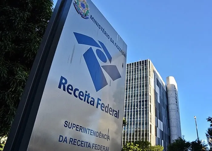 Será que agora vai? O edital do concurso Receita Federal chegou ao Gabinete da Secretaria Especial do órgão e está muito perto de ser publicado. O lançamento oficial pode acontecer a qualquer momento.

Para quem não lembra, na última semana o documento foi novamente encaminhado à Procuradoria para uma nova análise.

A informação foi confirmada pela 2ª vice-presidente do Sindifisco Nacional, Natália Nobre pelas redes sociais e checada por Folha Dirigida no processo do concurso.

Na última segunda, 28, o editalo retornou ao Gabinete da Receita após essa análise e, portanto, já está se encaminhando para ser publicado nos próximos dias - ou horas.

É importante destacar que, recentemente, a reportagem da Folha Dirigida apurou que o edital já está pronto. Dessa forma, ele está iminente e deve sair tão logo todos os trâmites internos sejam finalizados., Concurso abertos, Concurso PM e Concurso INSS, em, Brasil