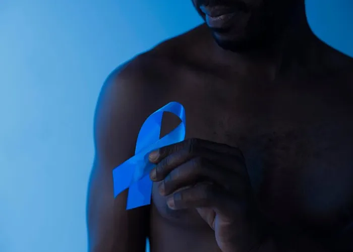 Novembro é o mês dedicado à conscientização sobre o câncer de próstata, com a campanha Novembro Azul, que busca incentivar os homens a cuidarem da saúde e realizarem exames preventivos.

No Brasil, o câncer de próstata é o segundo mais comum entre os homens, representando cerca de 29% dos casos de câncer, segundo dados do Instituto Nacional de Câncer (INCA). Somente em 2023, foram estimados mais de 70 mil novos casos no país, o que ressalta a importância de iniciativas que promovam a conscientização e o diagnóstico precoce. No Nordeste, a situação também é alarmante. Dados mostram que a taxa de mortalidade é significativa, com uma média de aproximadamente 15,9 mortes a cada 100 mil habitantes, superior à média nacional.

Entre os principais sintomas do câncer de próstata estão a dificuldade para urinar, sensação de bexiga cheia mesmo após ir ao banheiro, diminuição do jato de urina, dores na região pélvica e presença de sangue na urina ou no sêmen. No entanto, muitos casos são assintomáticos nas fases iniciais, o que torna o diagnóstico precoce ainda mais importante. Homens que apresentarem qualquer um desses sinais devem procurar um urologista, médico especialista em saúde masculina, que poderá realizar os exames necessários para avaliar a presença da doença e orientar sobre o tratamento adequado. O câncer de próstata, quando detectado precocemente, tem grandes chances de cura., Prostata, Senescência  e Oncologista, em, Argentina